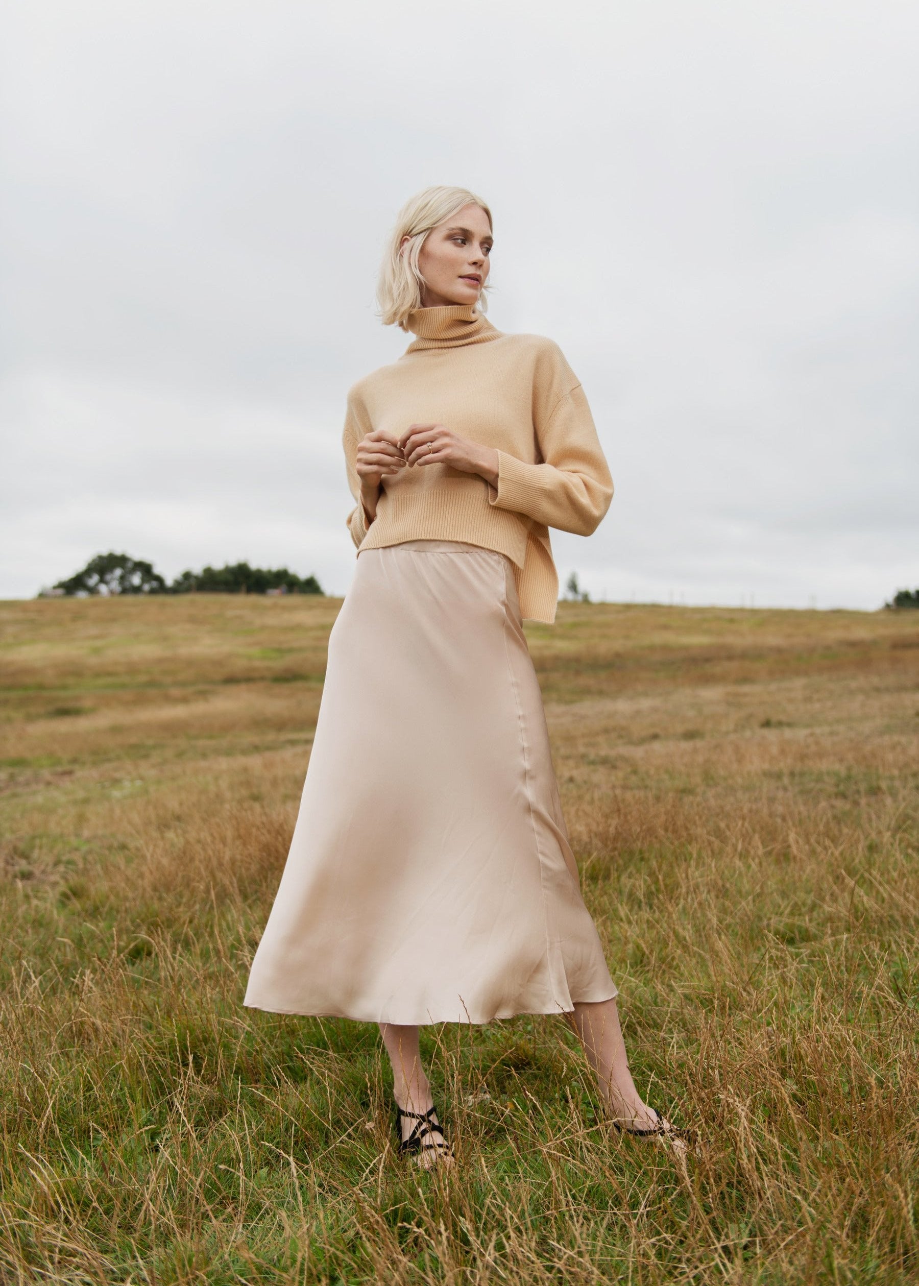 VAN KUKIL ROLL NECK LONGER BACK HEM
