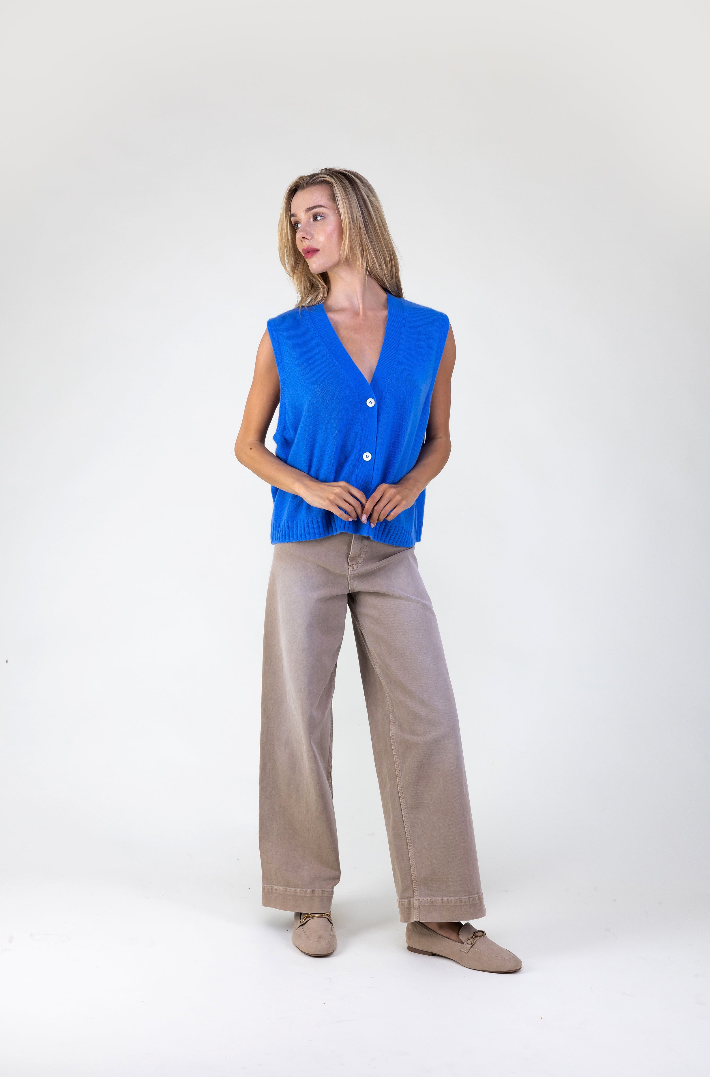 This Van Kukil Sleeveless Three Button Vest