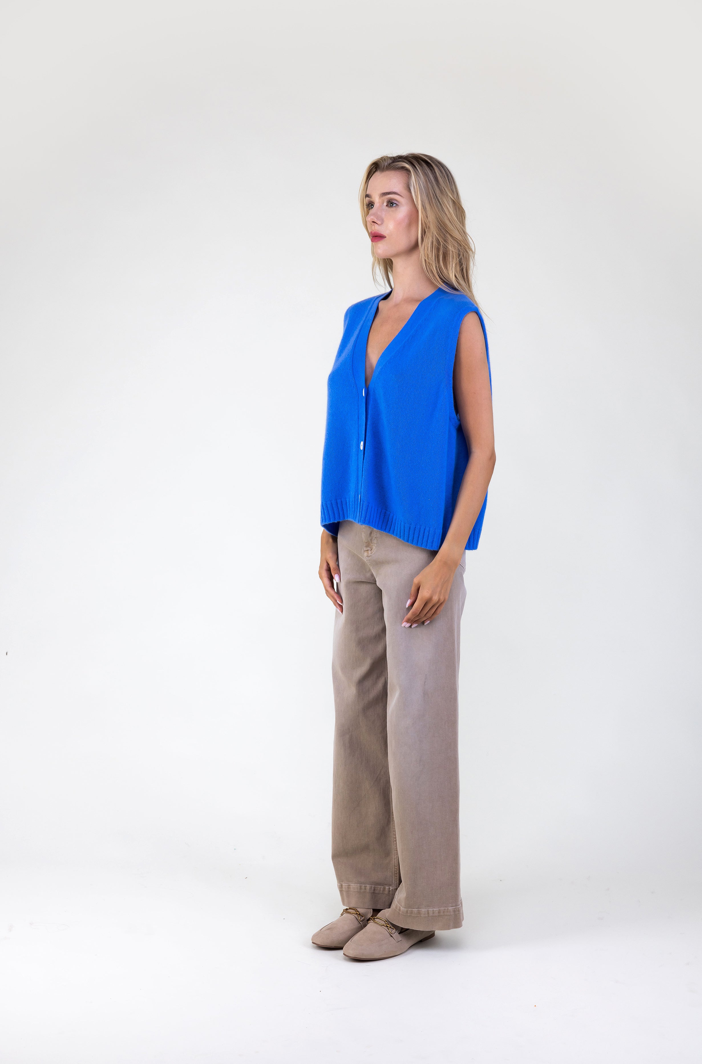 This Van Kukil Sleeveless Three Button Vest