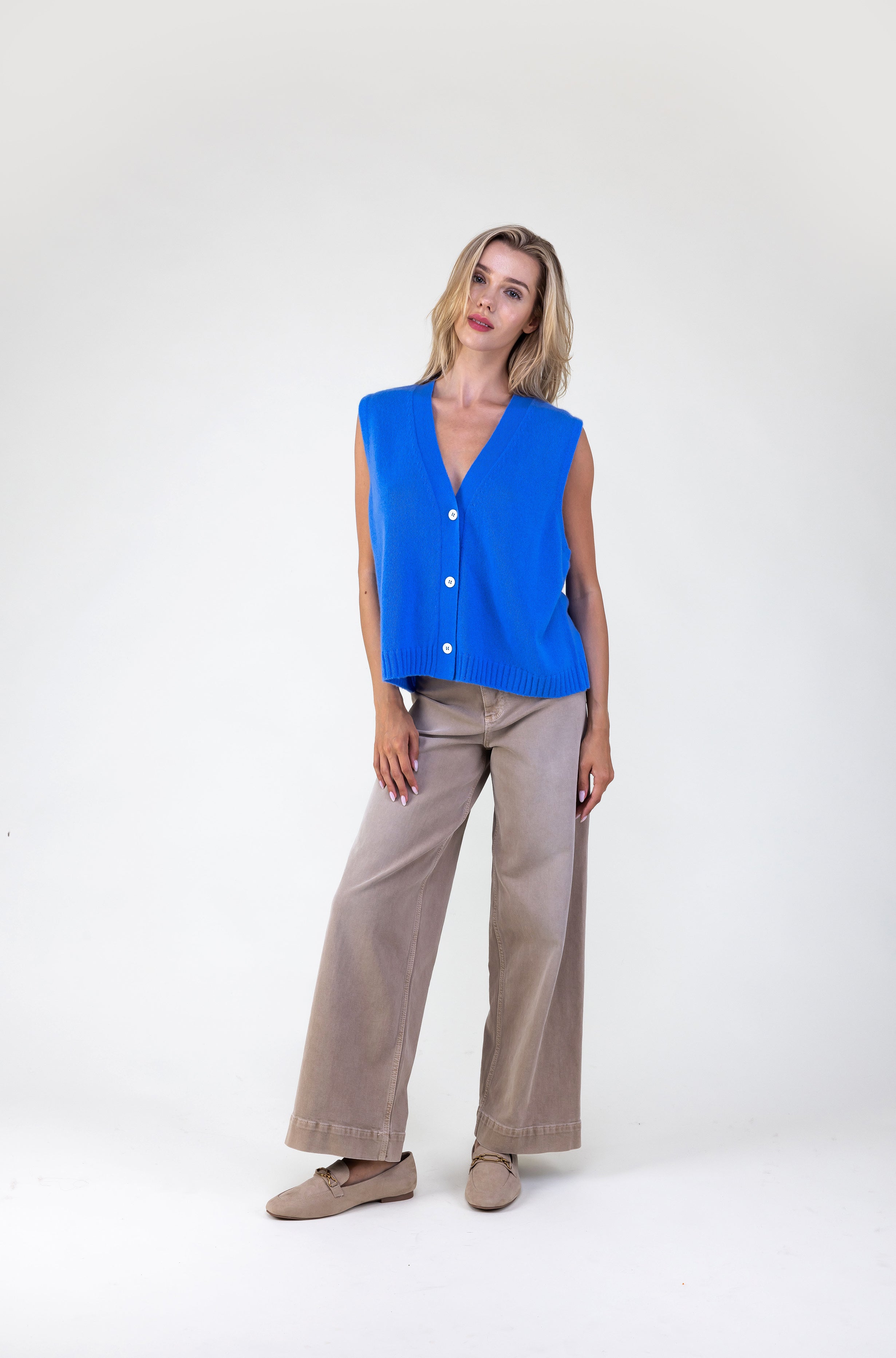 This Van Kukil Sleeveless Three Button Vest