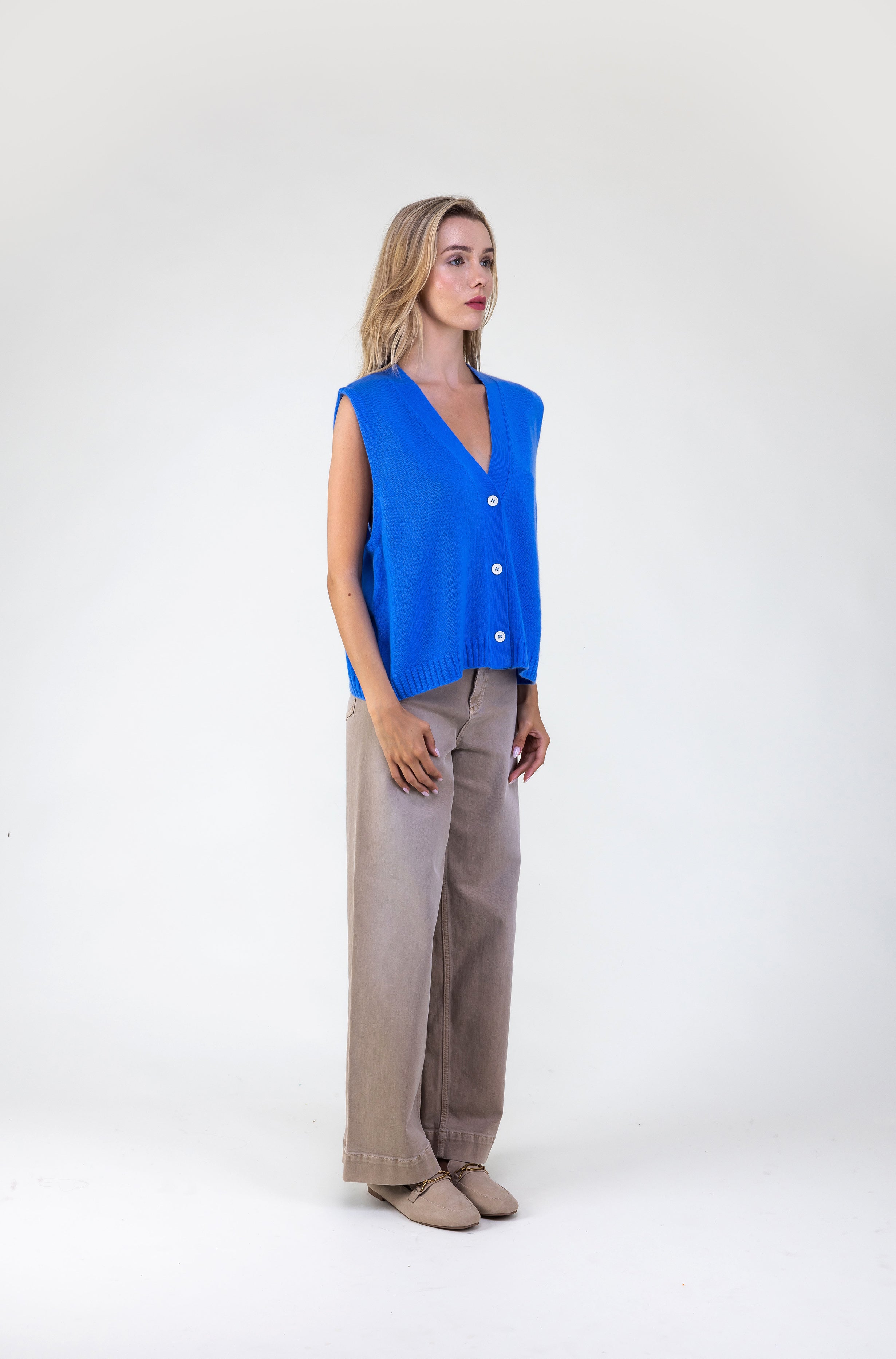 This Van Kukil Sleeveless Three Button Vest