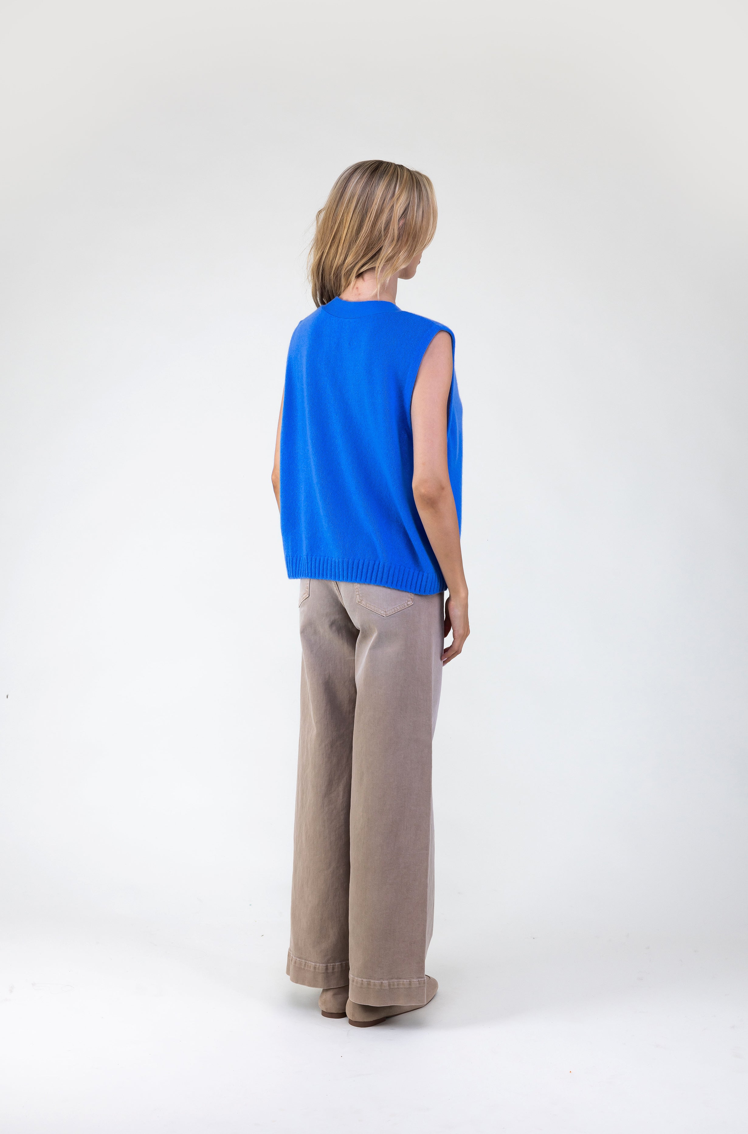 This Van Kukil Sleeveless Three Button Vest