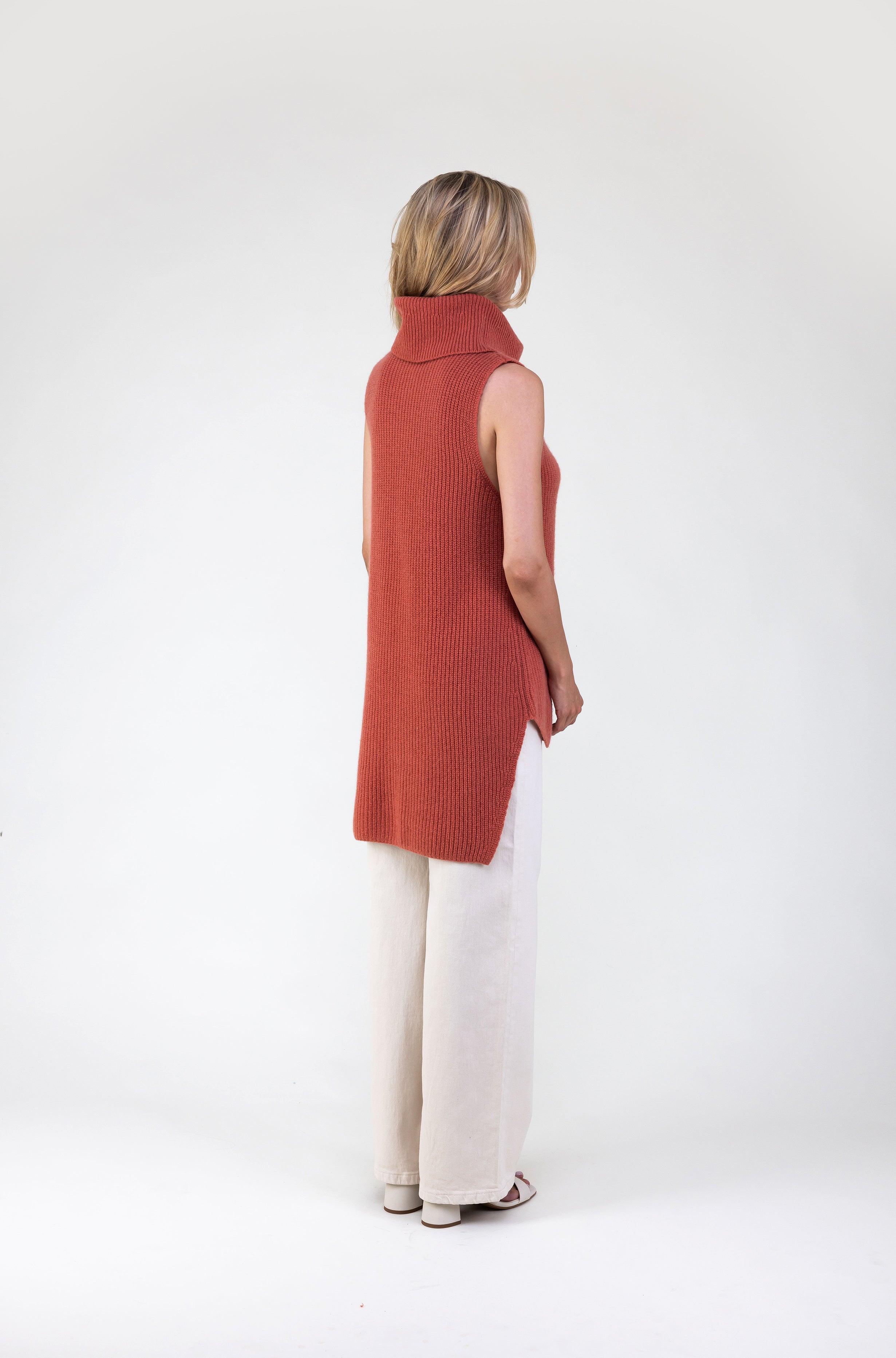 Van Kukil Cashmere Sleeveless Funnel Neck Sweater