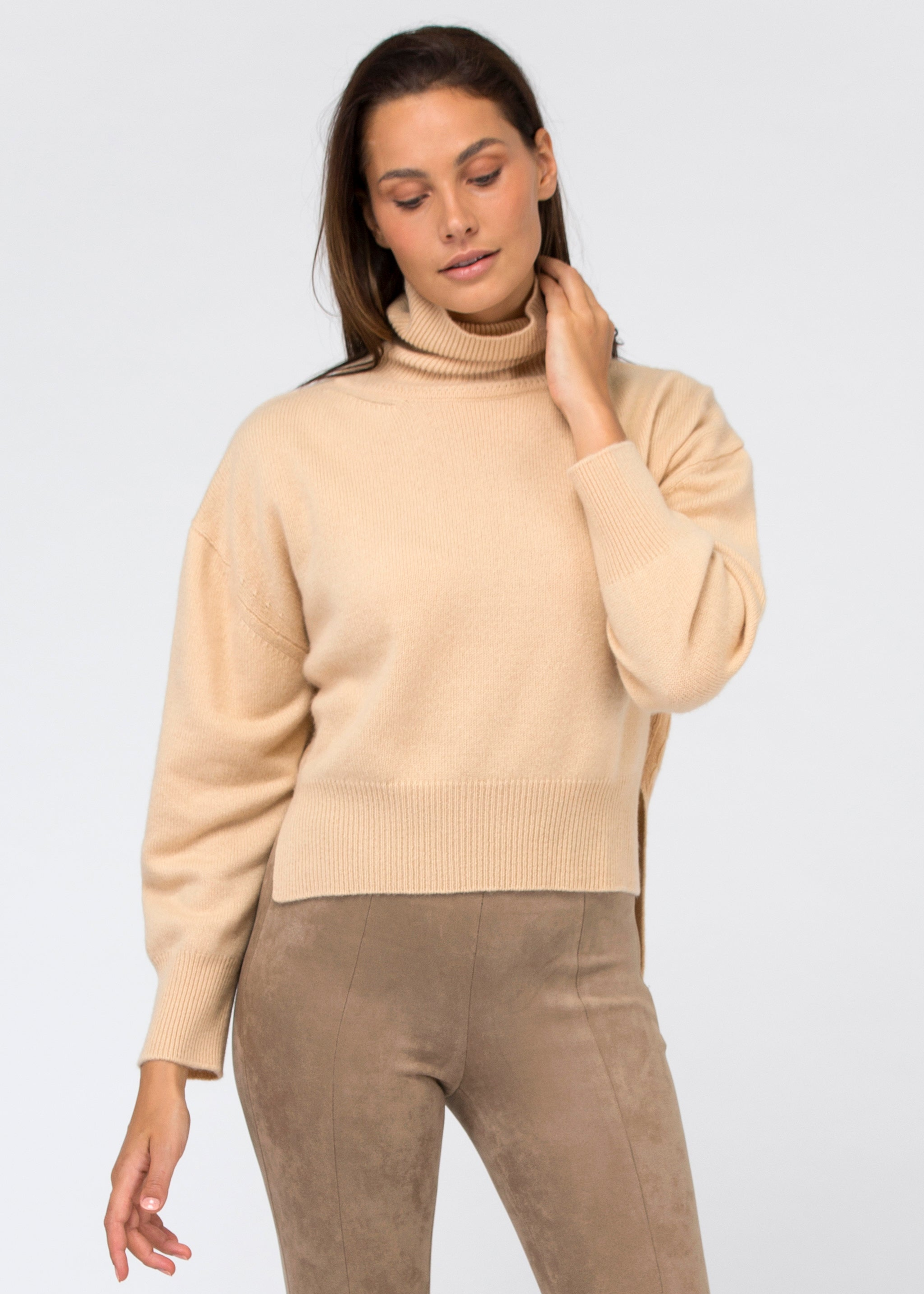 VAN KUKIL ROLL NECK LONGER BACK HEM