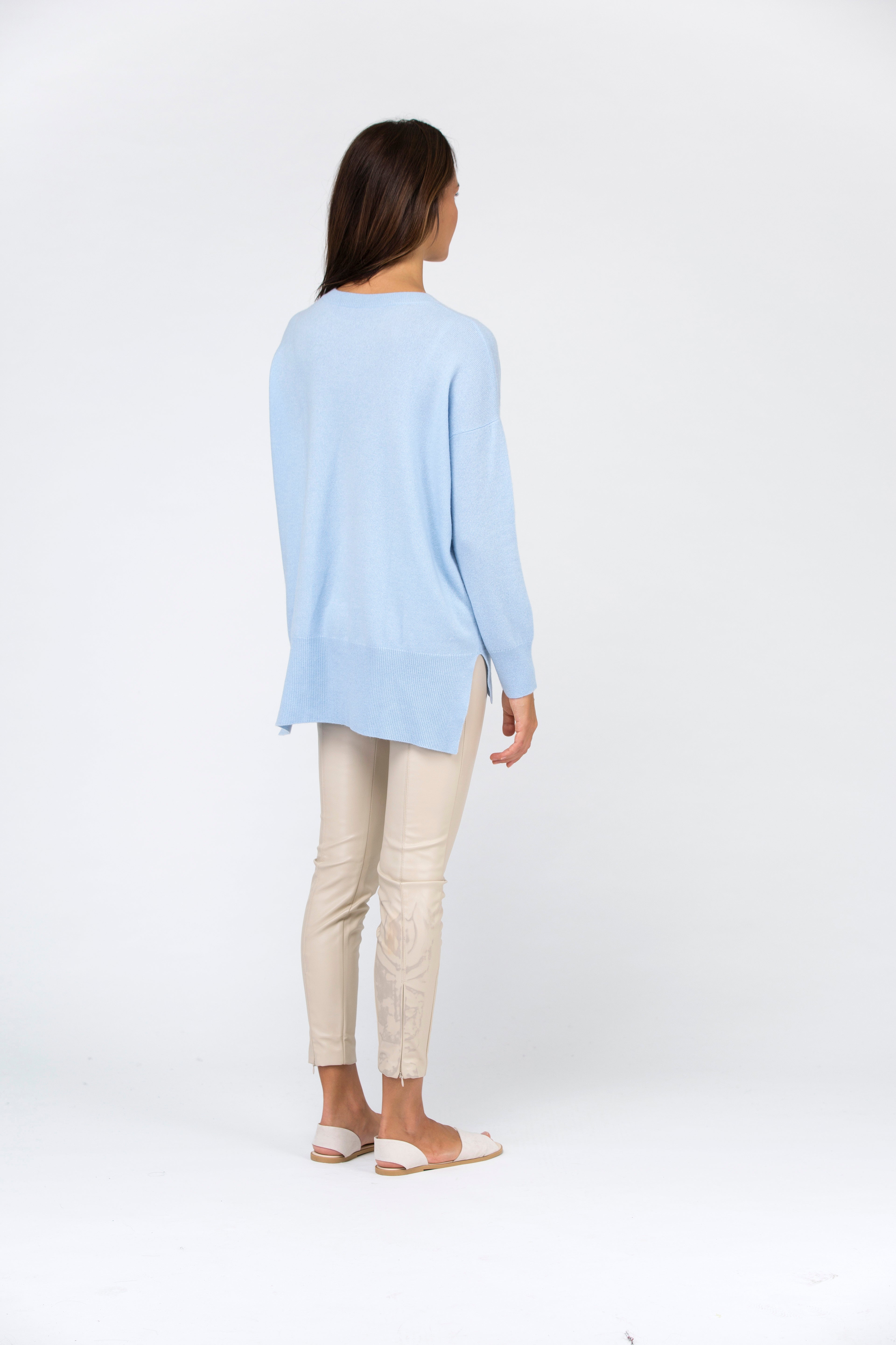 VAN KUKIL ROUND NECK LONGER BACK HEM