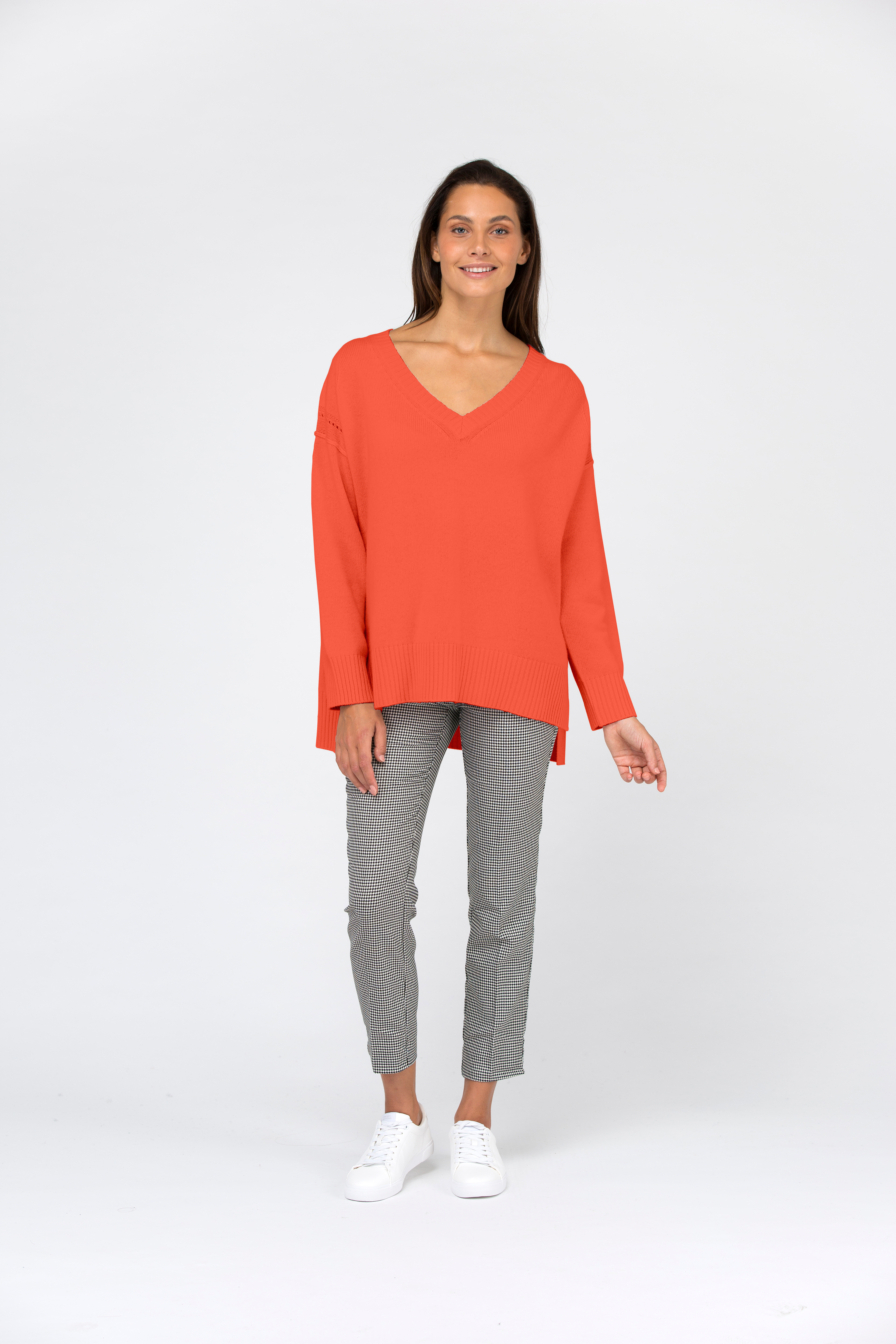 VAN KUKIL BOXY V NECK JUMPER