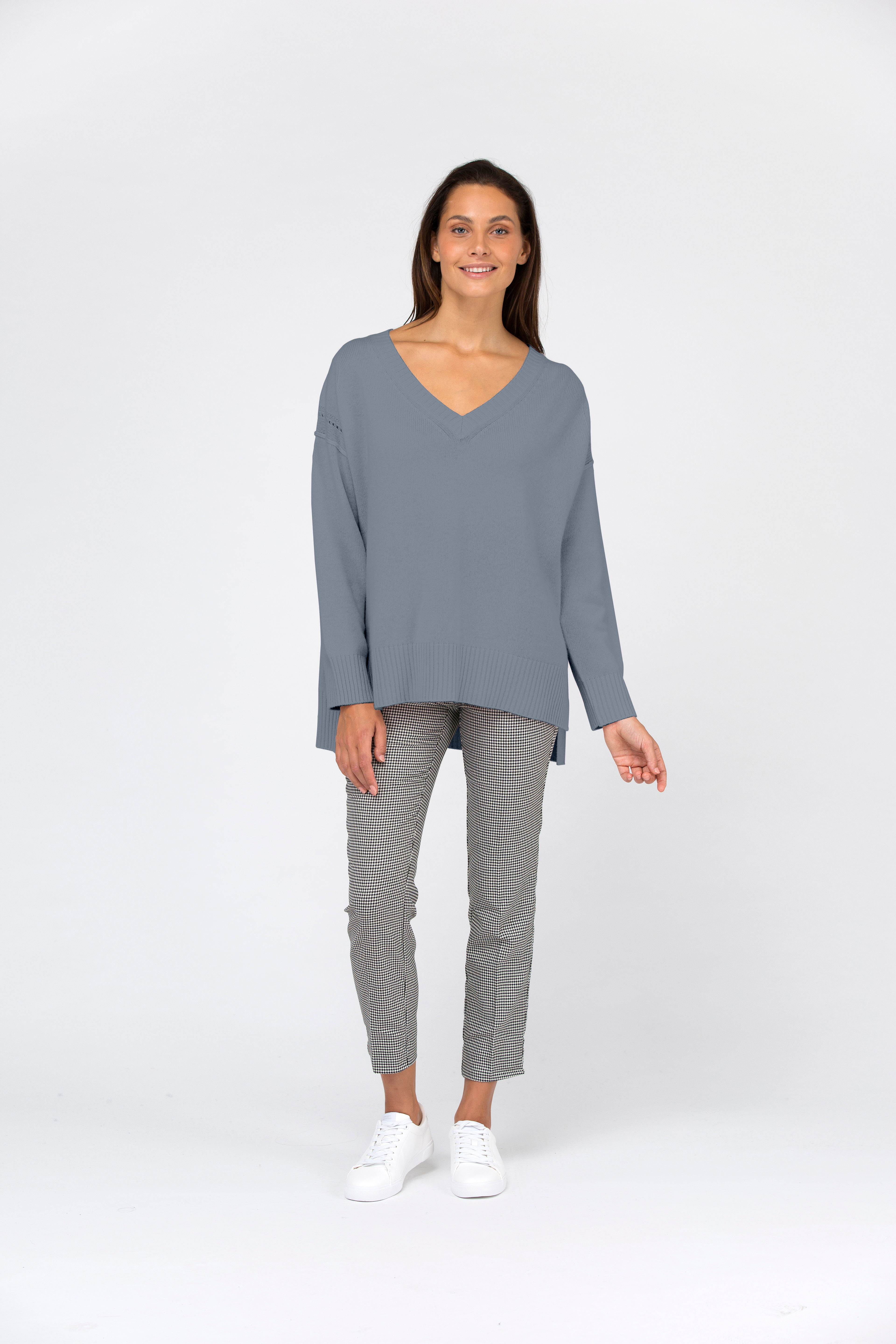 VAN KUKIL BOXY V NECK JUMPER