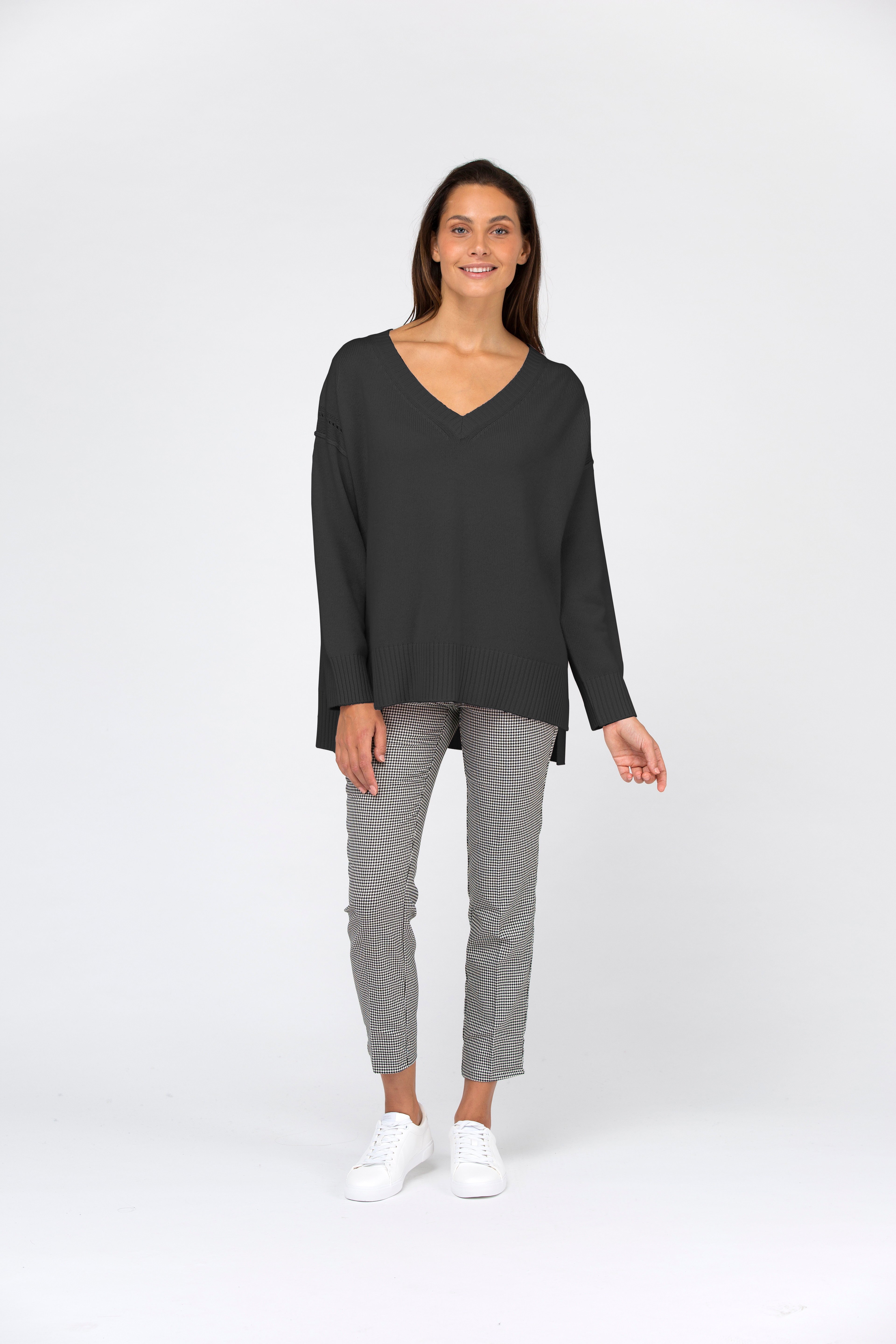 VAN KUKIL BOXY V NECK JUMPER