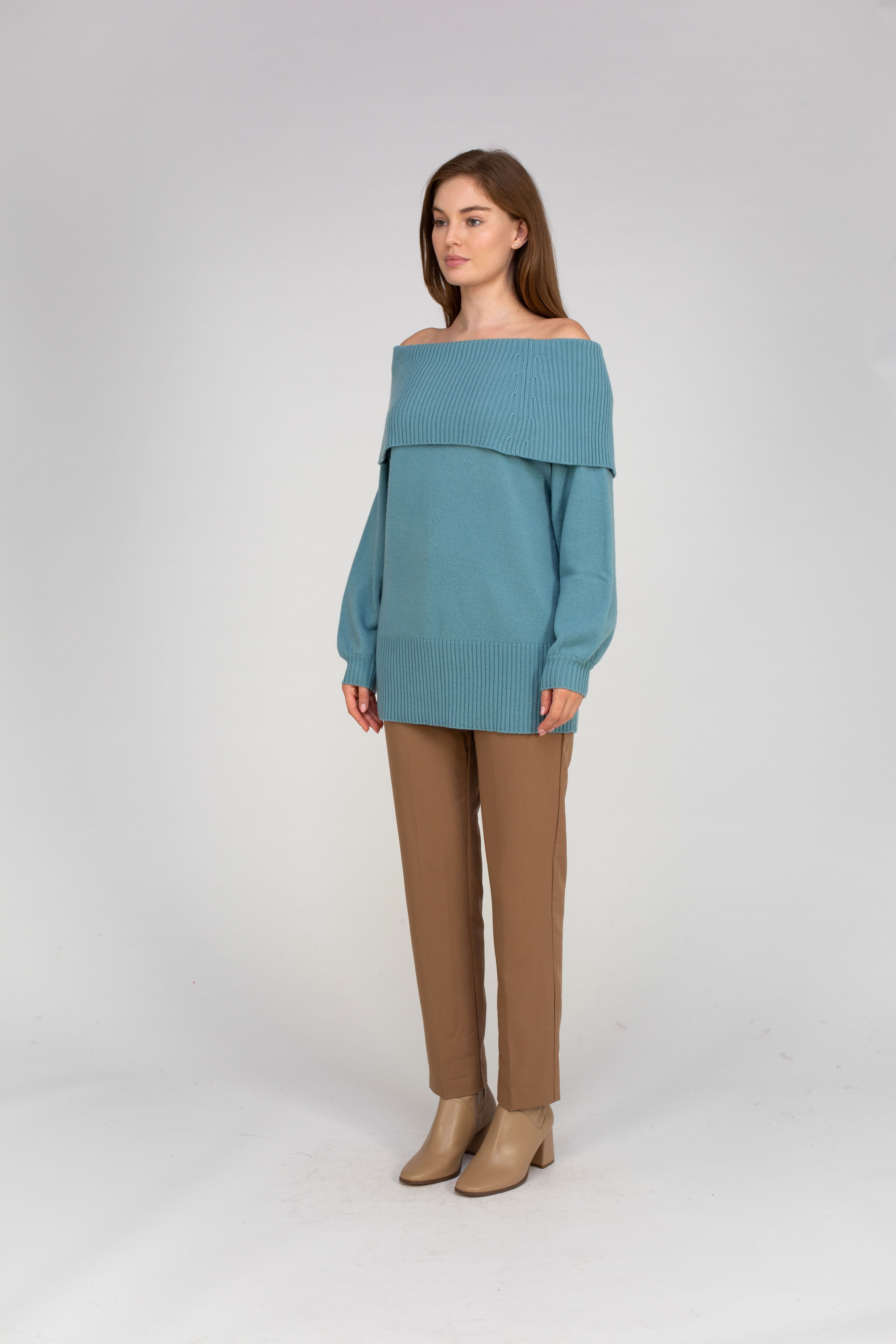 Van Kukil Off-Shoulder Jumper
