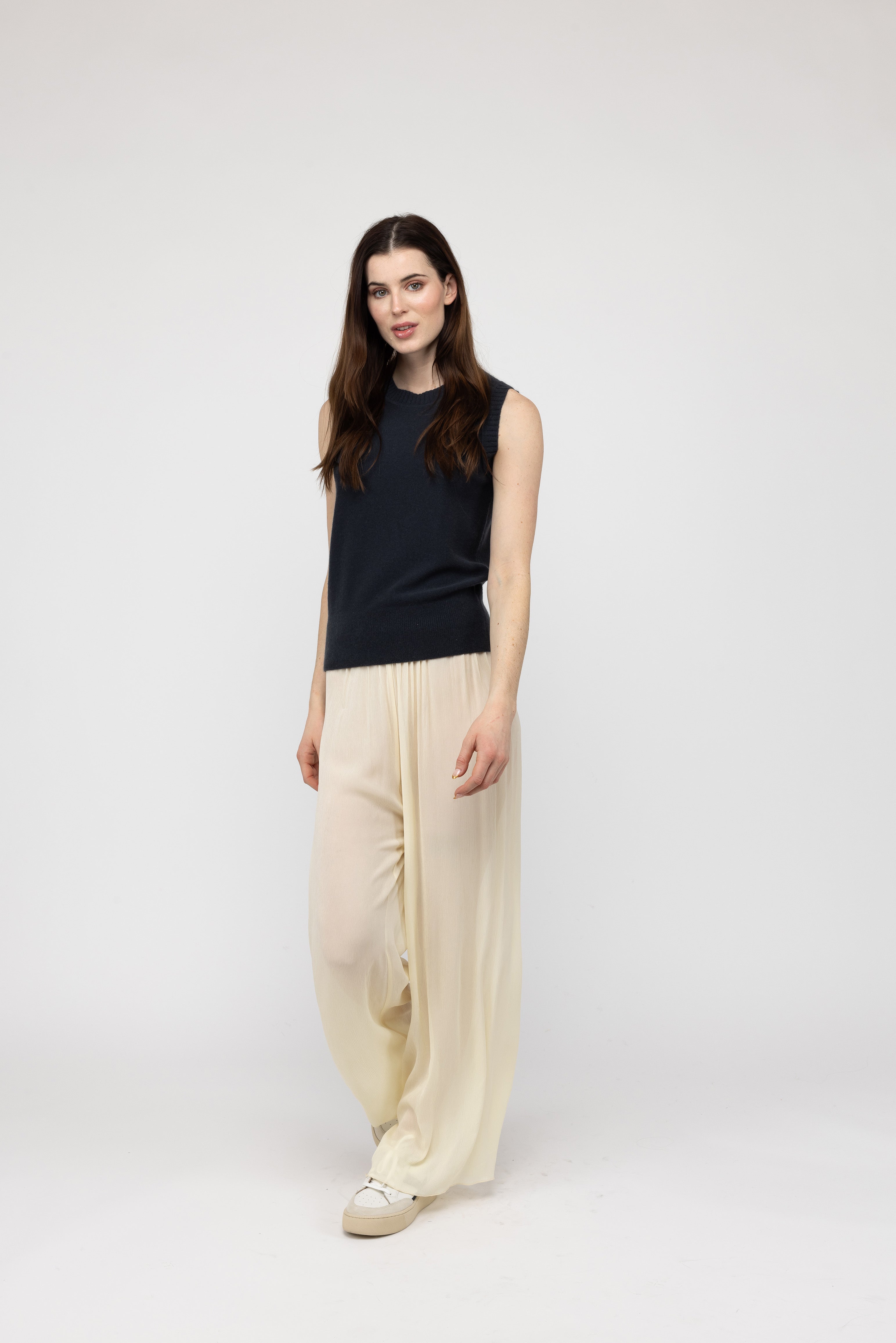 Van Kukil Sleeveless Crewneck Top