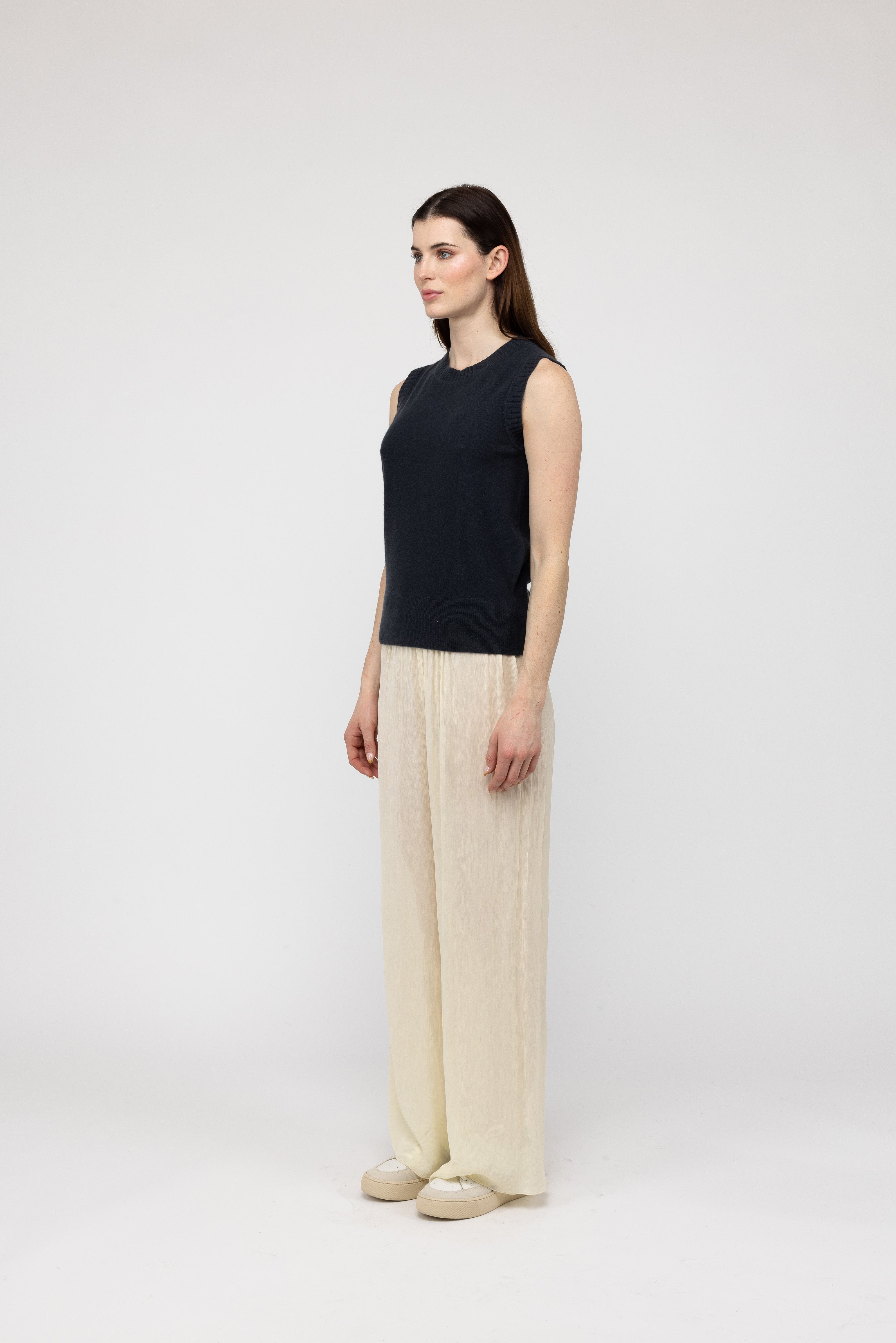 Van Kukil Sleeveless Crewneck Top