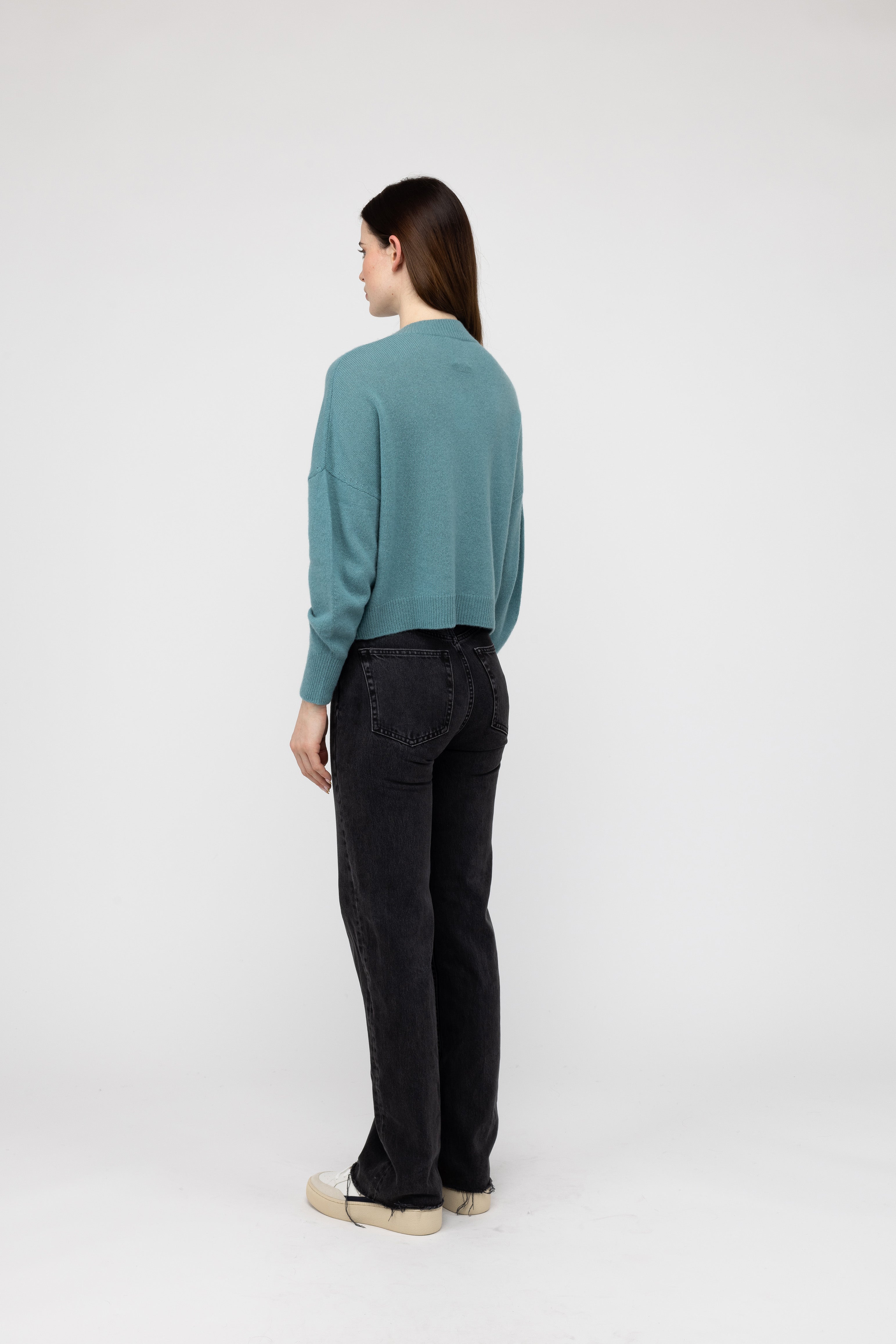 Van Kukil Cashmere Cropped V-Neck Sweater
