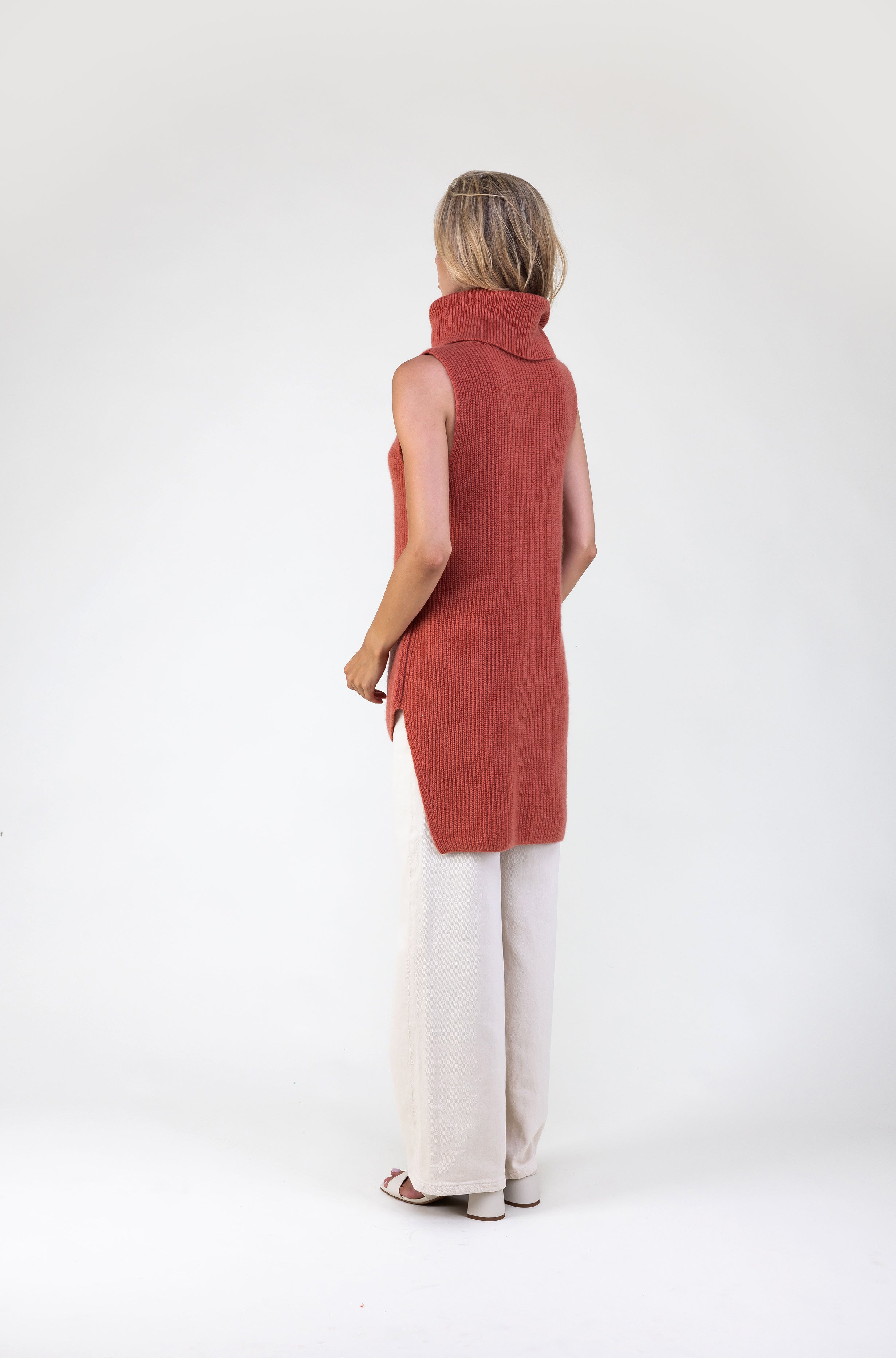 Van Kukil Cashmere Sleeveless Funnel Neck Sweater