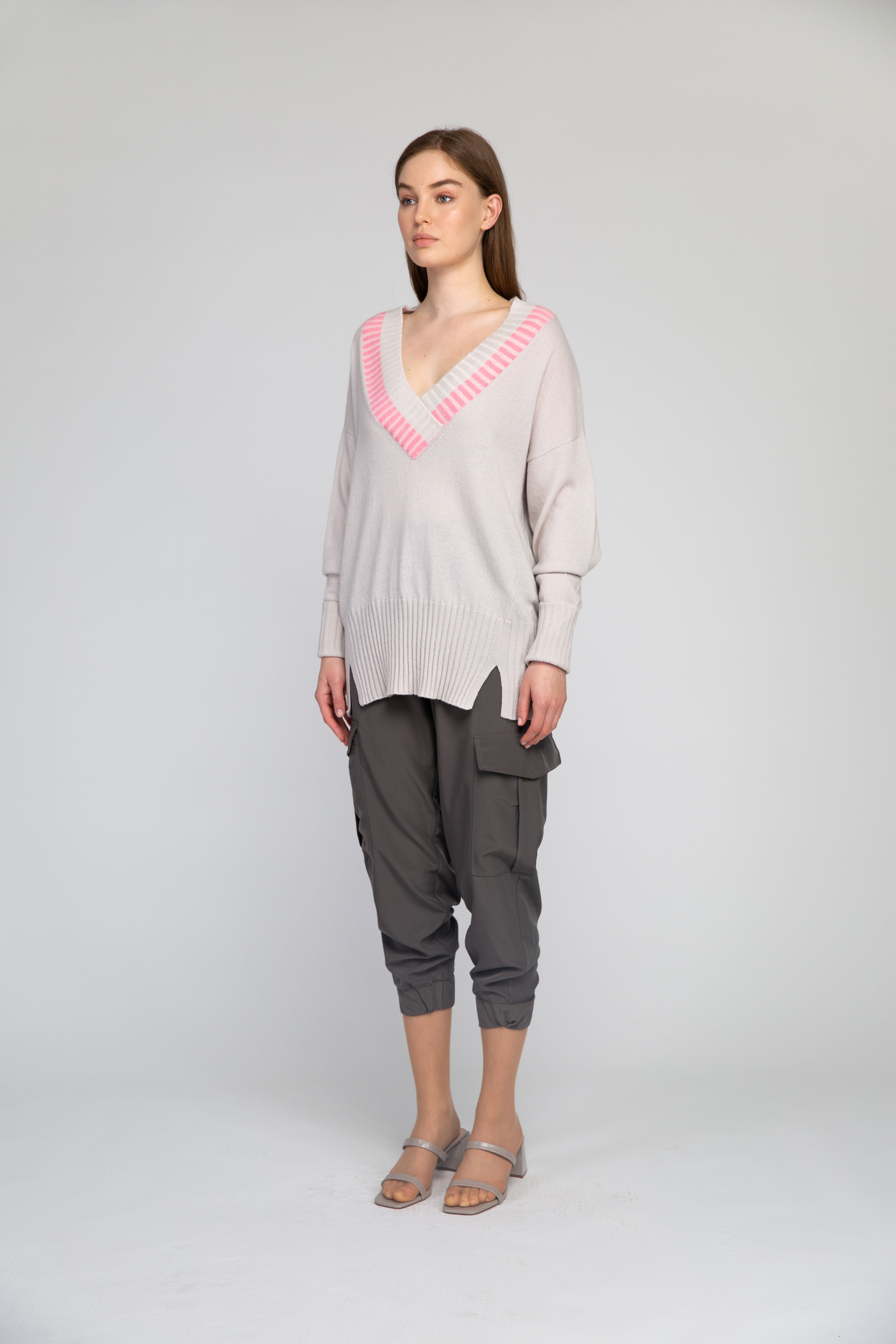 Van Kukil V-Neck Ribbed Sweater