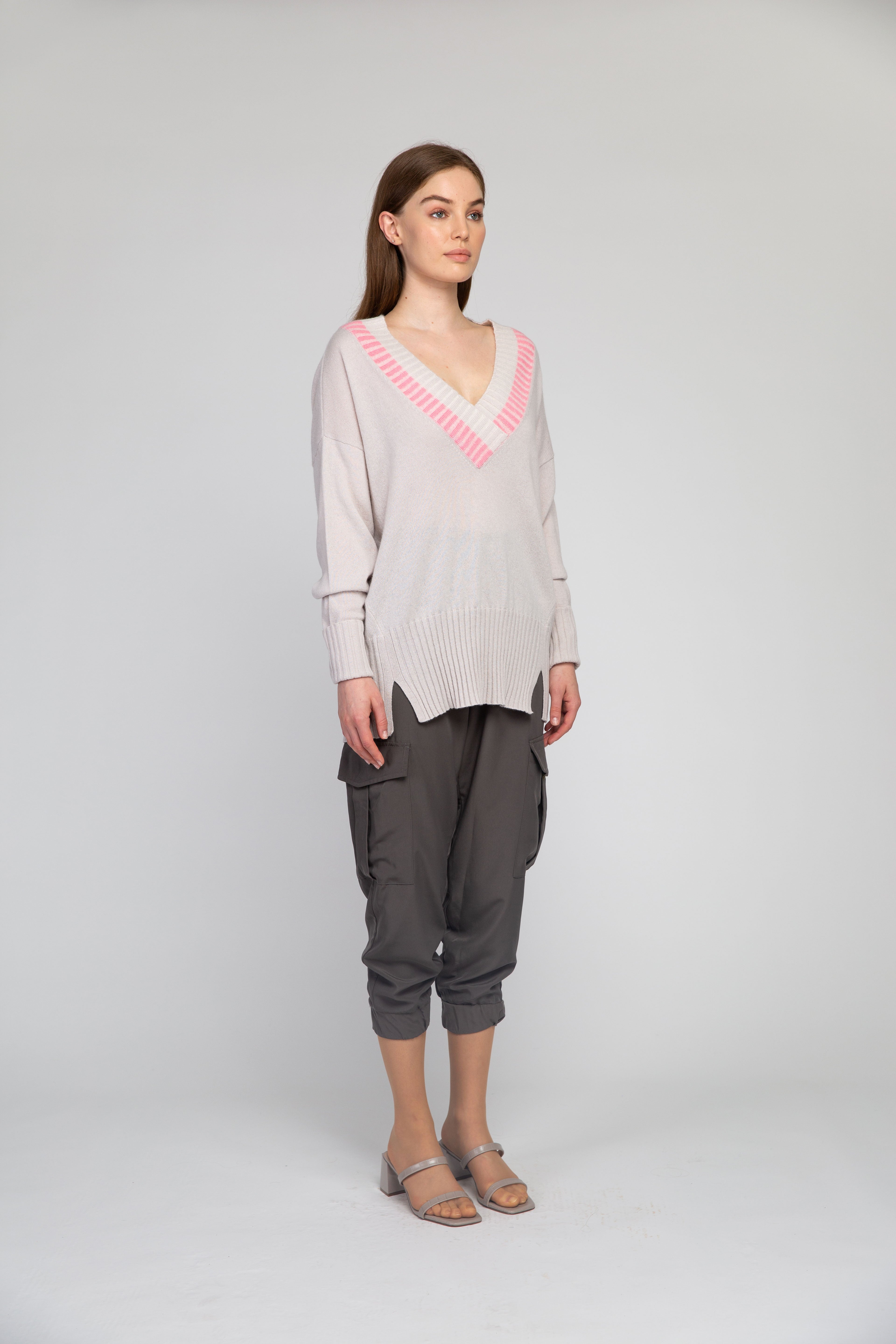 Van Kukil V-Neck Ribbed Sweater