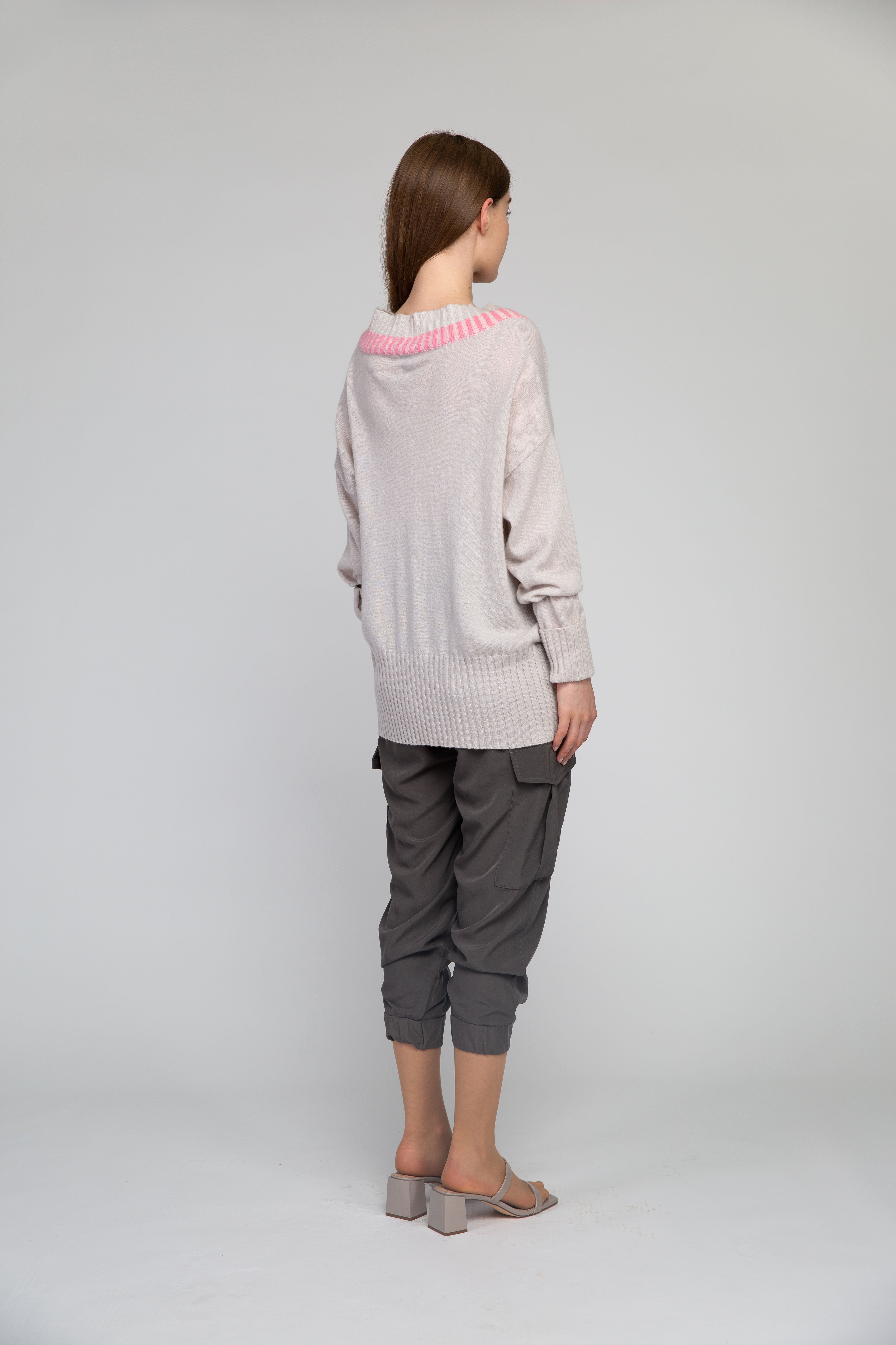 Van Kukil V-Neck Ribbed Sweater