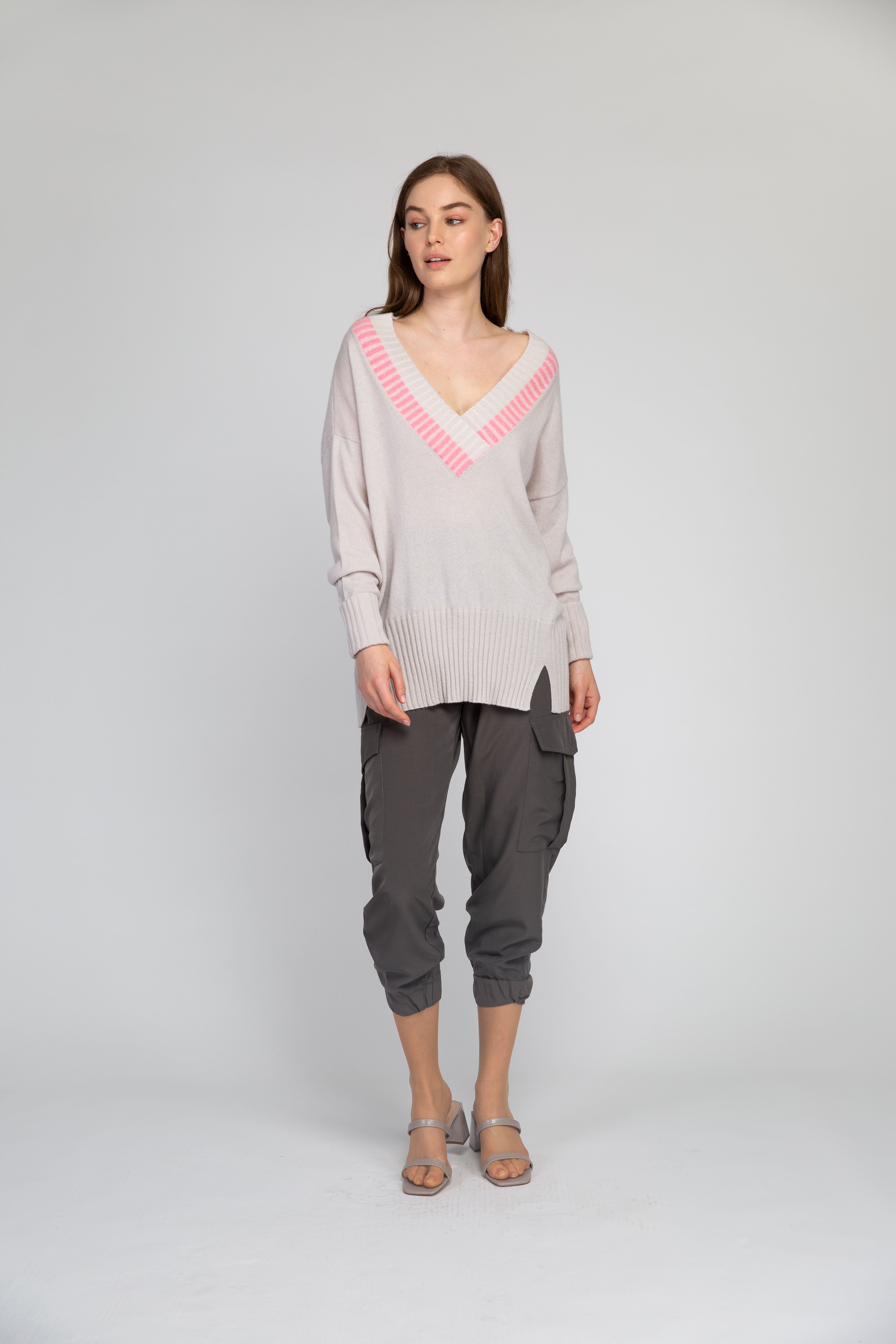 Van Kukil V-Neck Ribbed Sweater