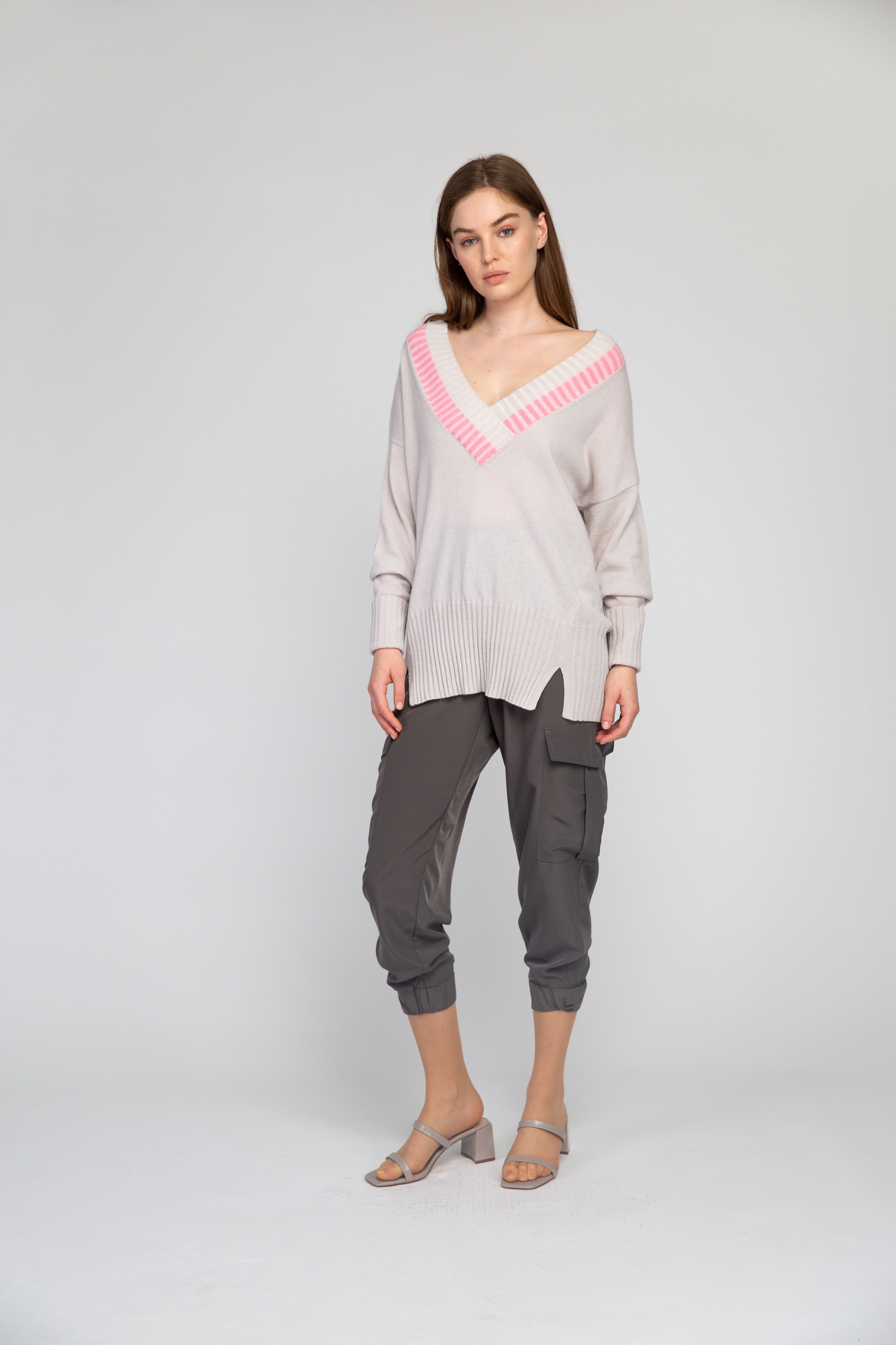 Van Kukil V-Neck Ribbed Sweater