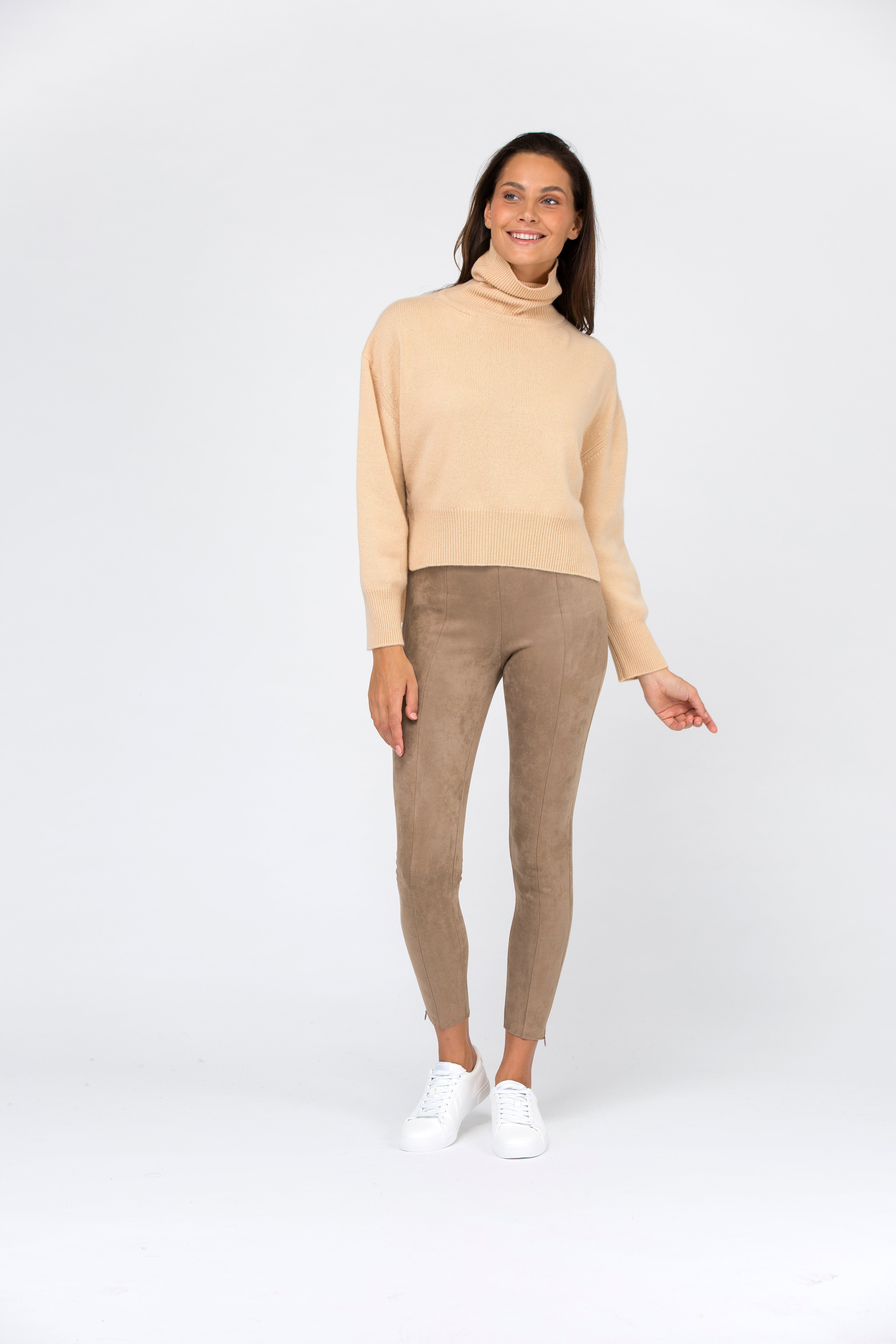 VAN KUKIL ROLL NECK LONGER BACK HEM