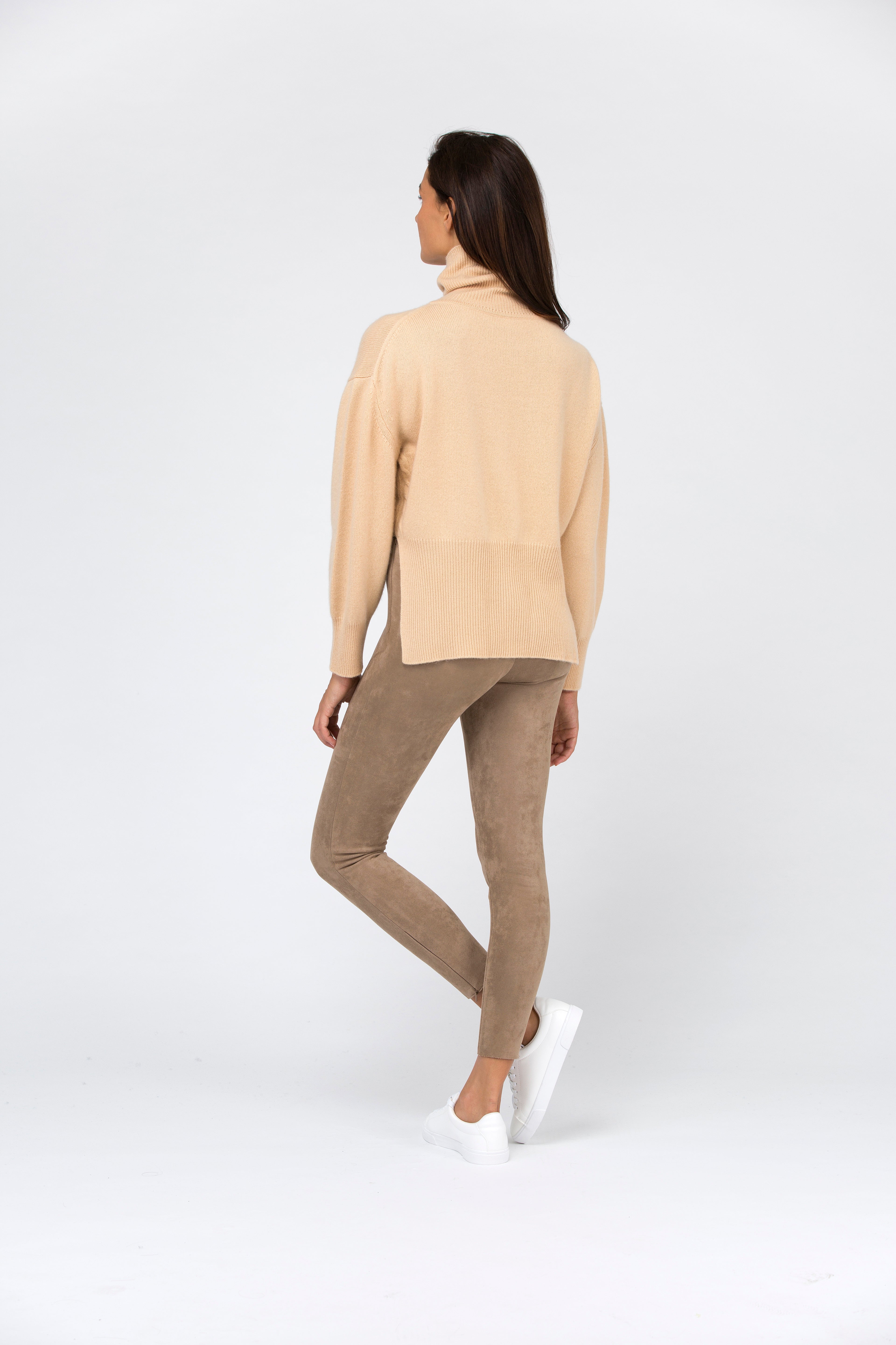 VAN KUKIL ROLL NECK LONGER BACK HEM