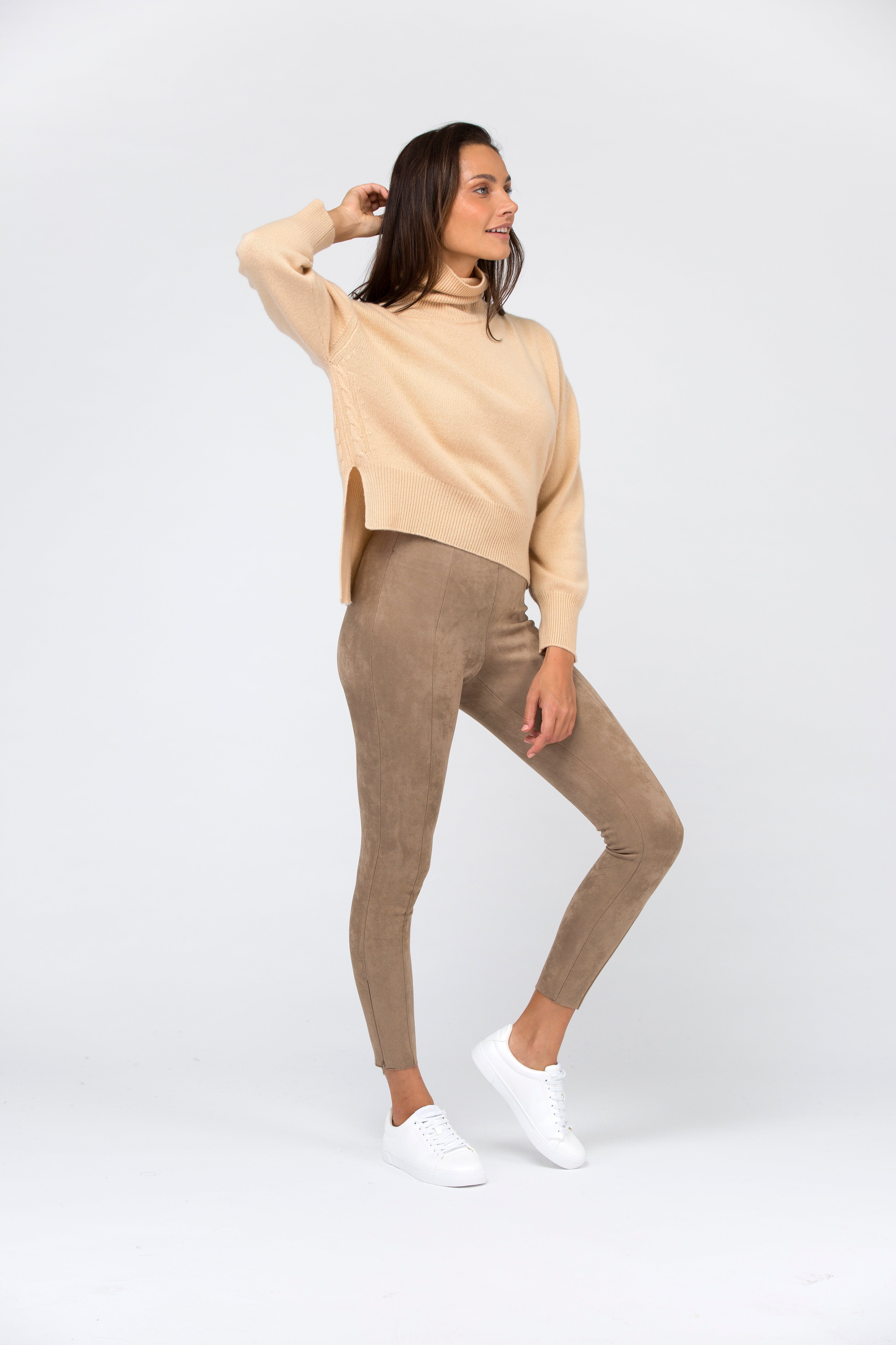 VAN KUKIL ROLL NECK LONGER BACK HEM