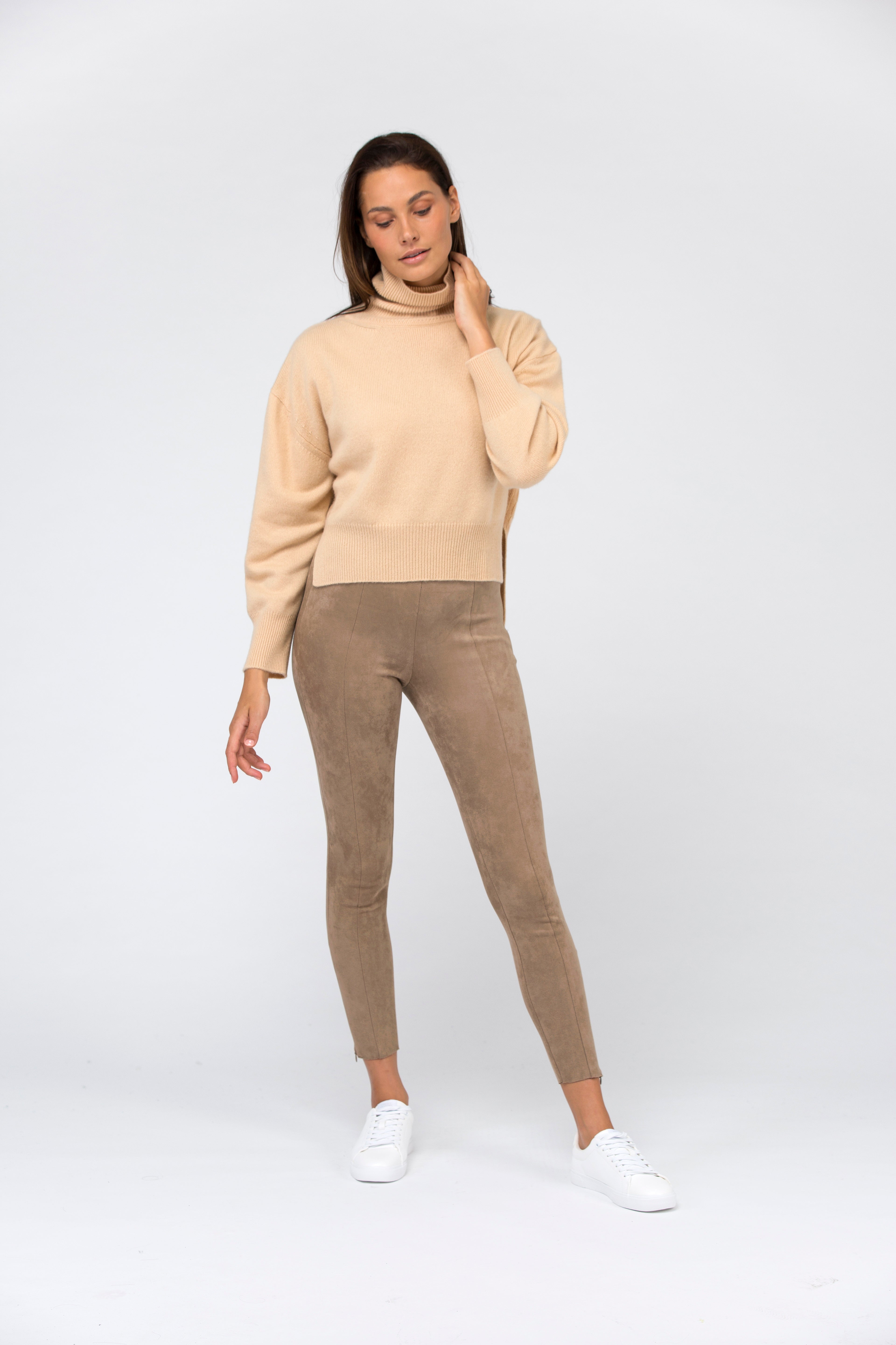 VAN KUKIL ROLL NECK LONGER BACK HEM