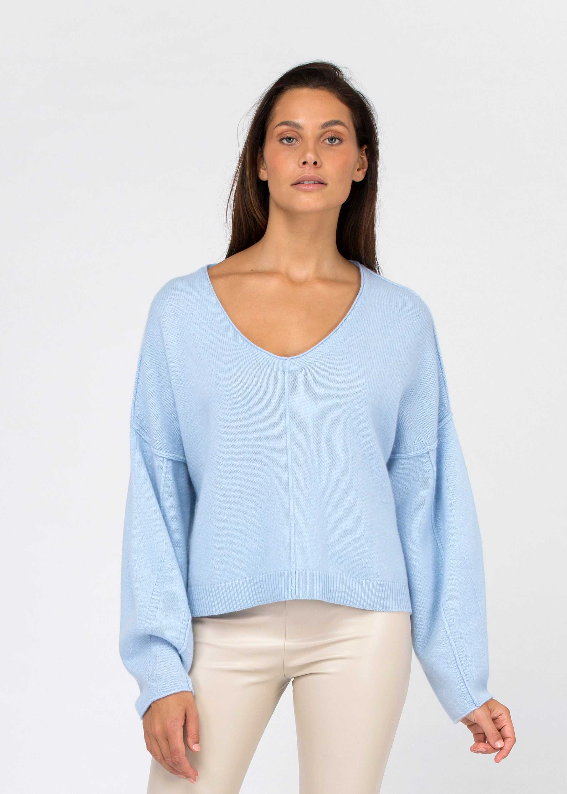 VAN KUKIL CHUNKY V NECK JUMPER