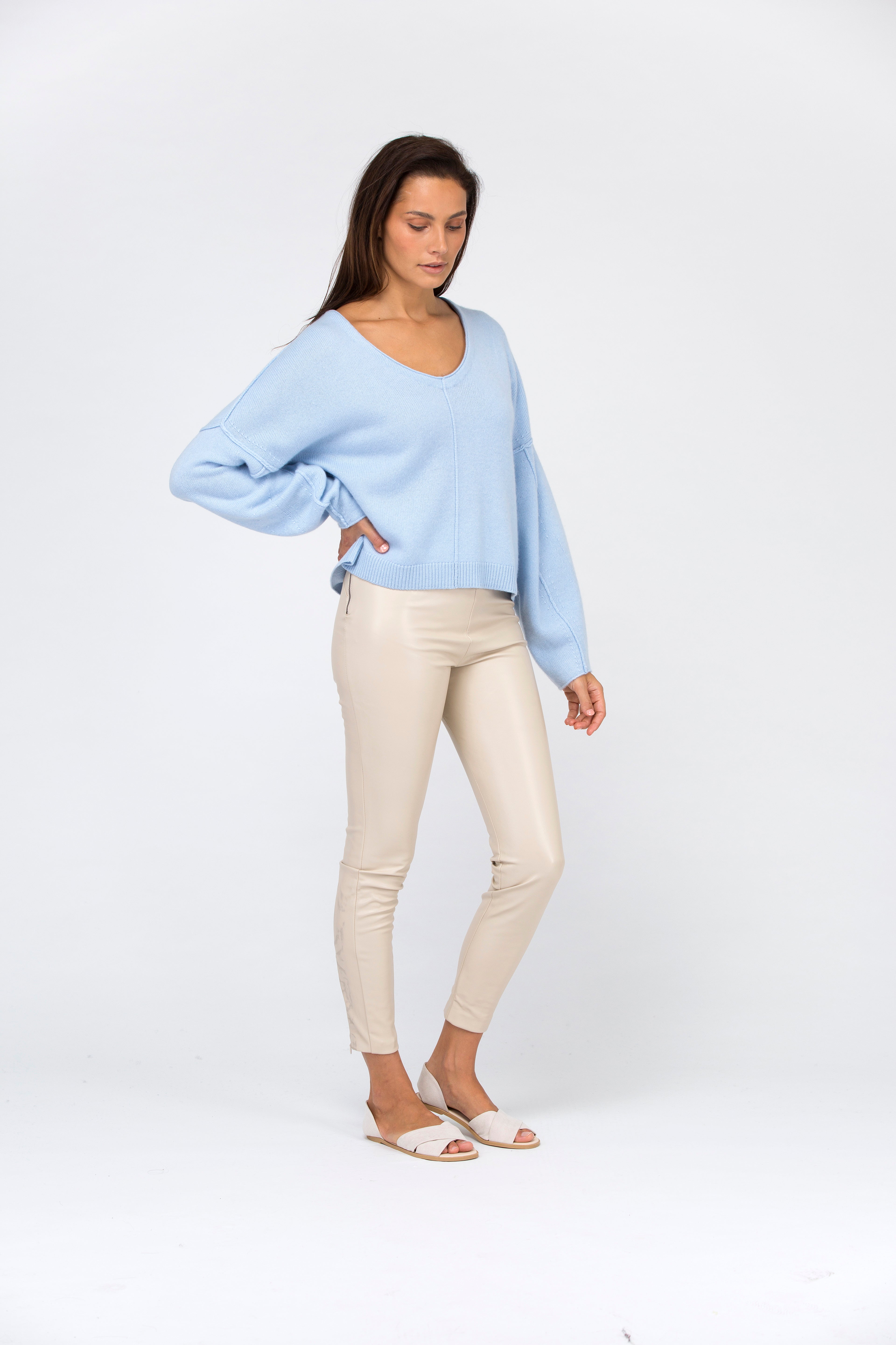 VAN KUKIL CHUNKY V NECK JUMPER