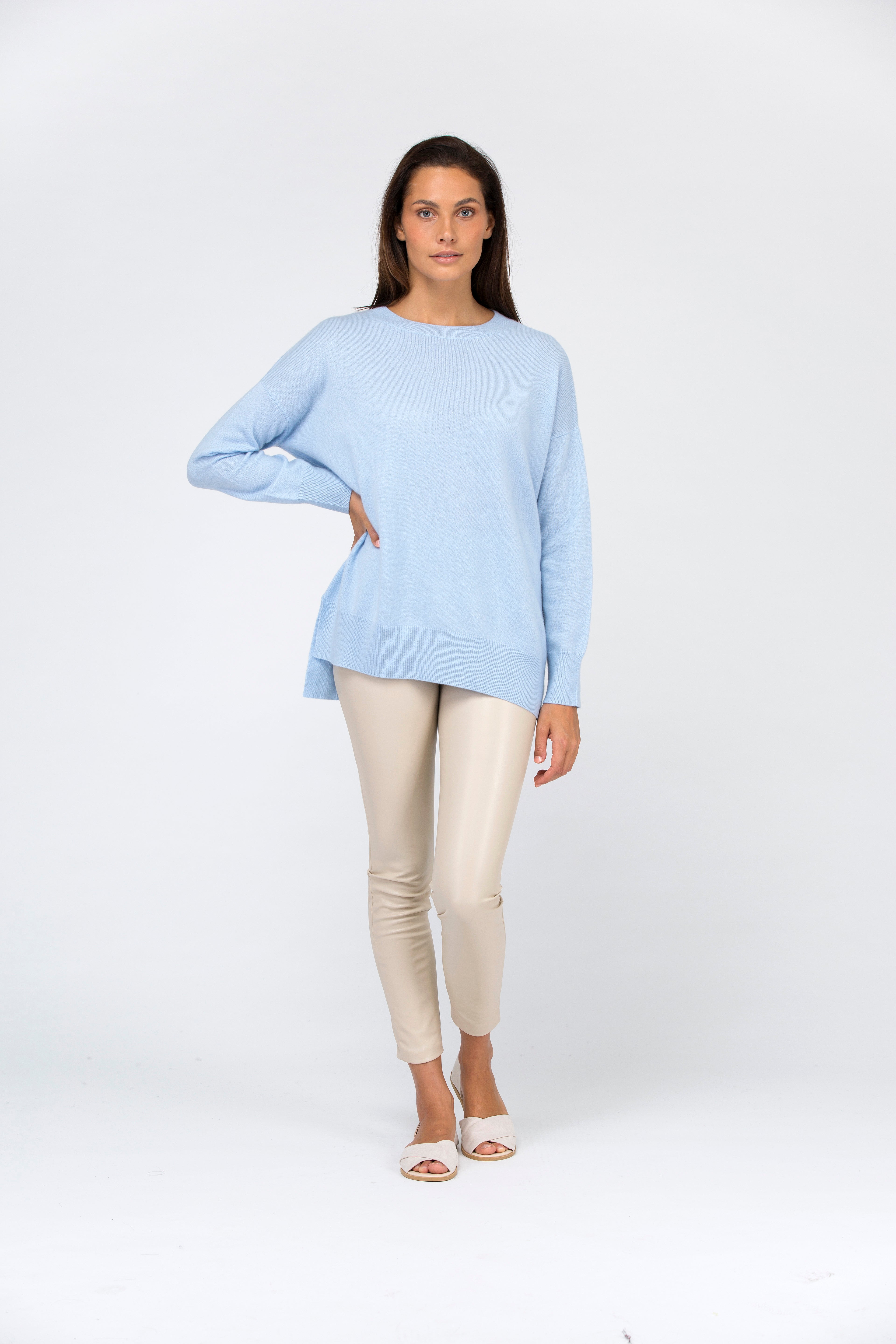 VAN KUKIL ROUND NECK LONGER BACK HEM