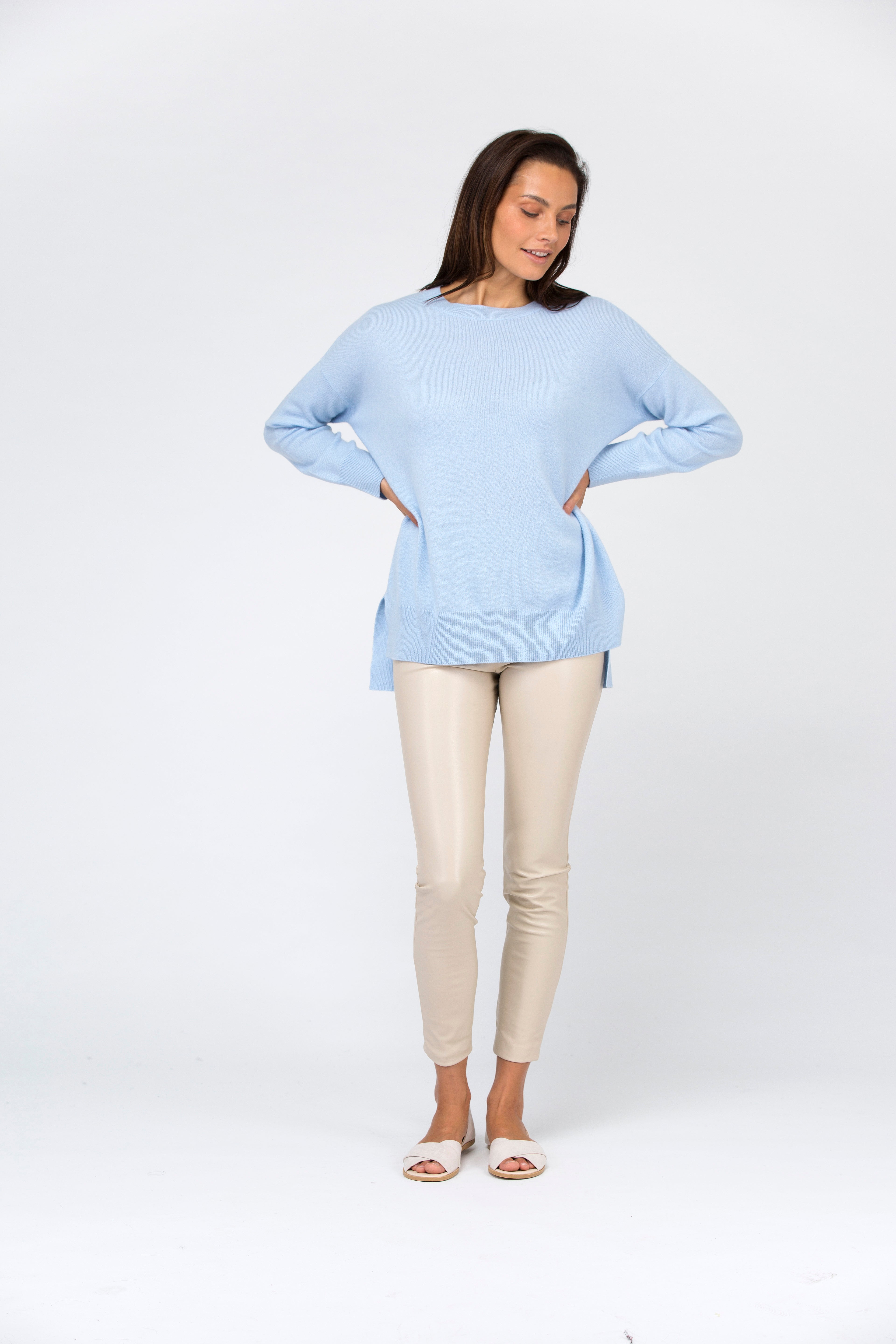 VAN KUKIL ROUND NECK LONGER BACK HEM