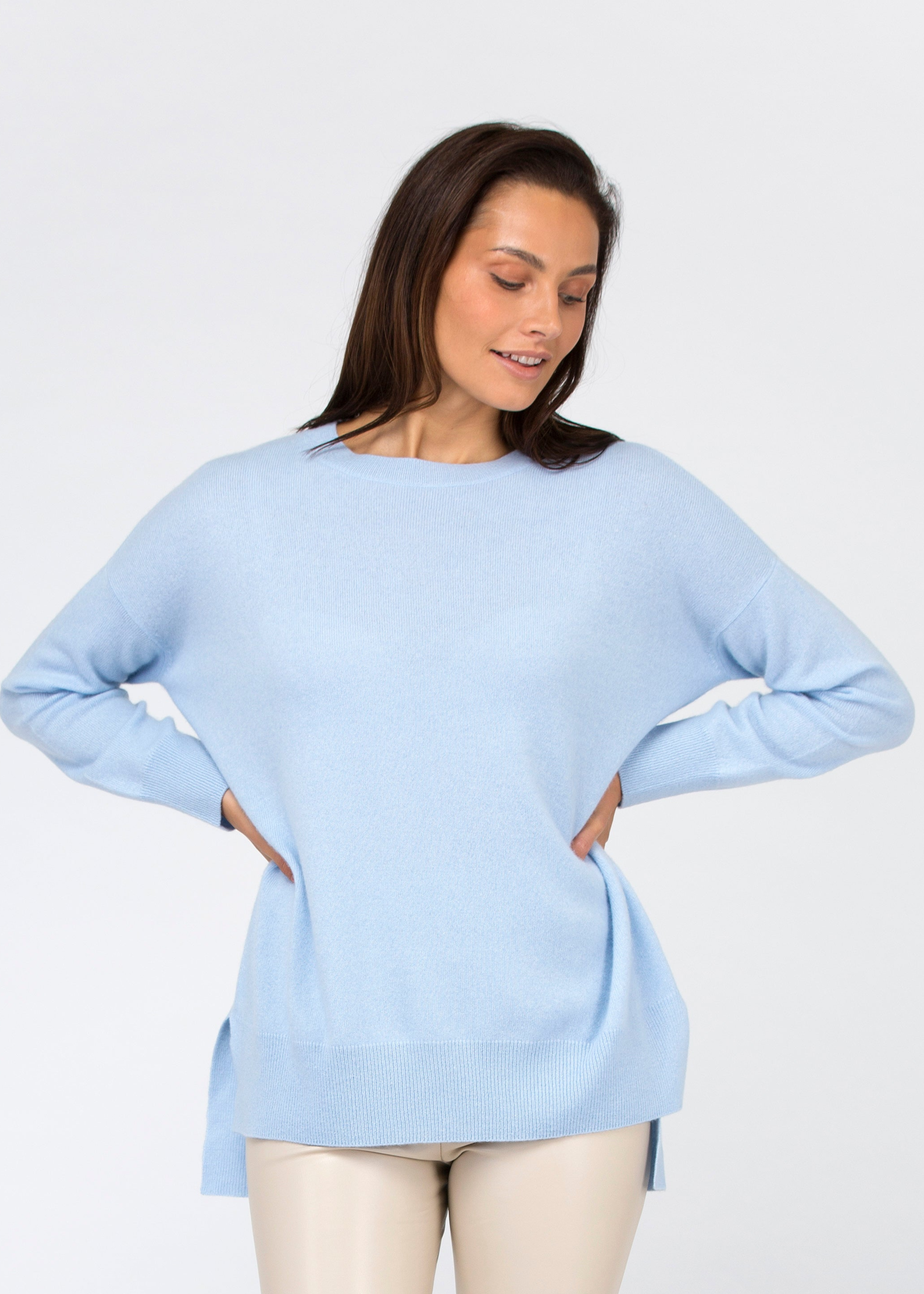 VAN KUKIL ROUND NECK LONGER BACK HEM