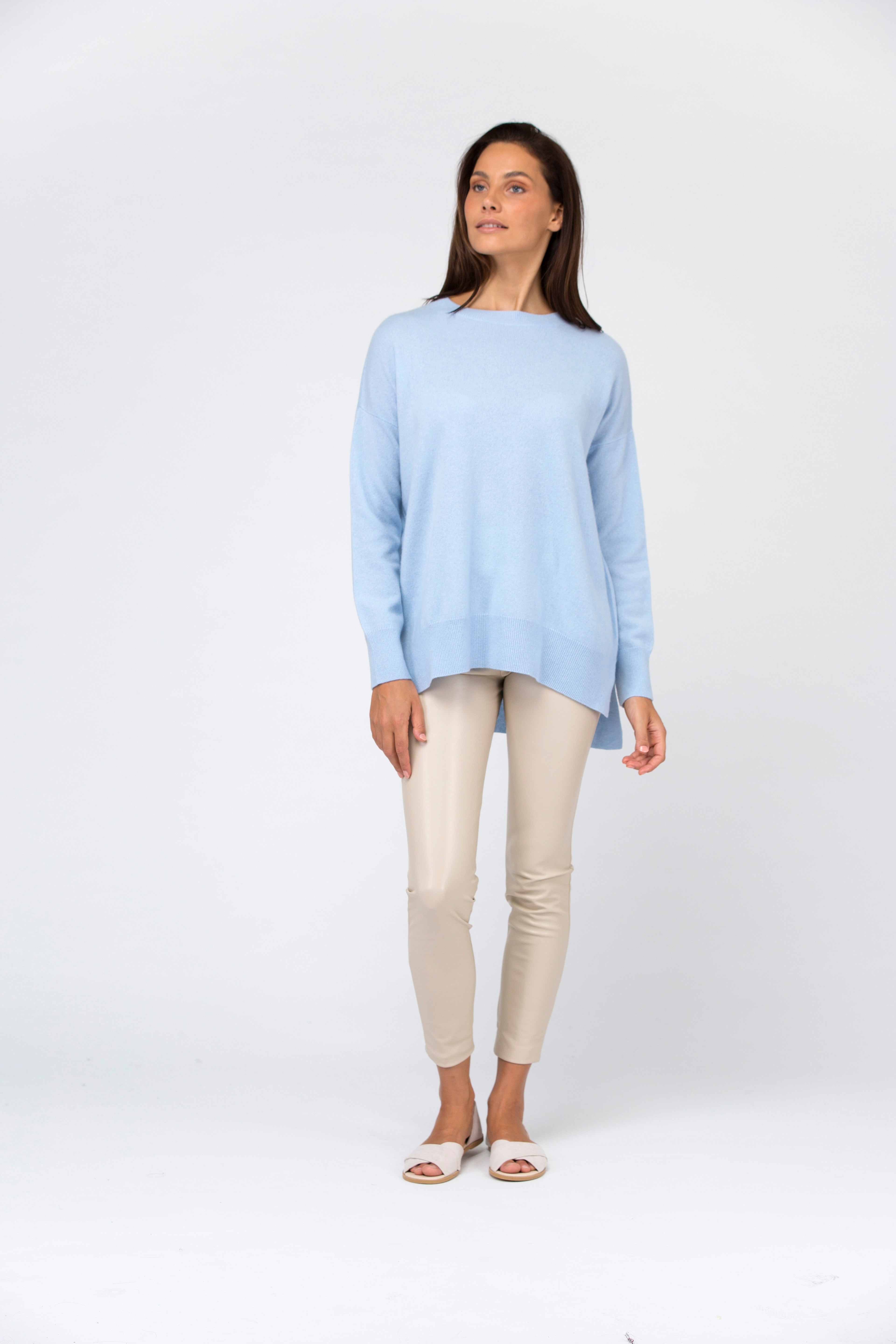 VAN KUKIL ROUND NECK LONGER BACK HEM