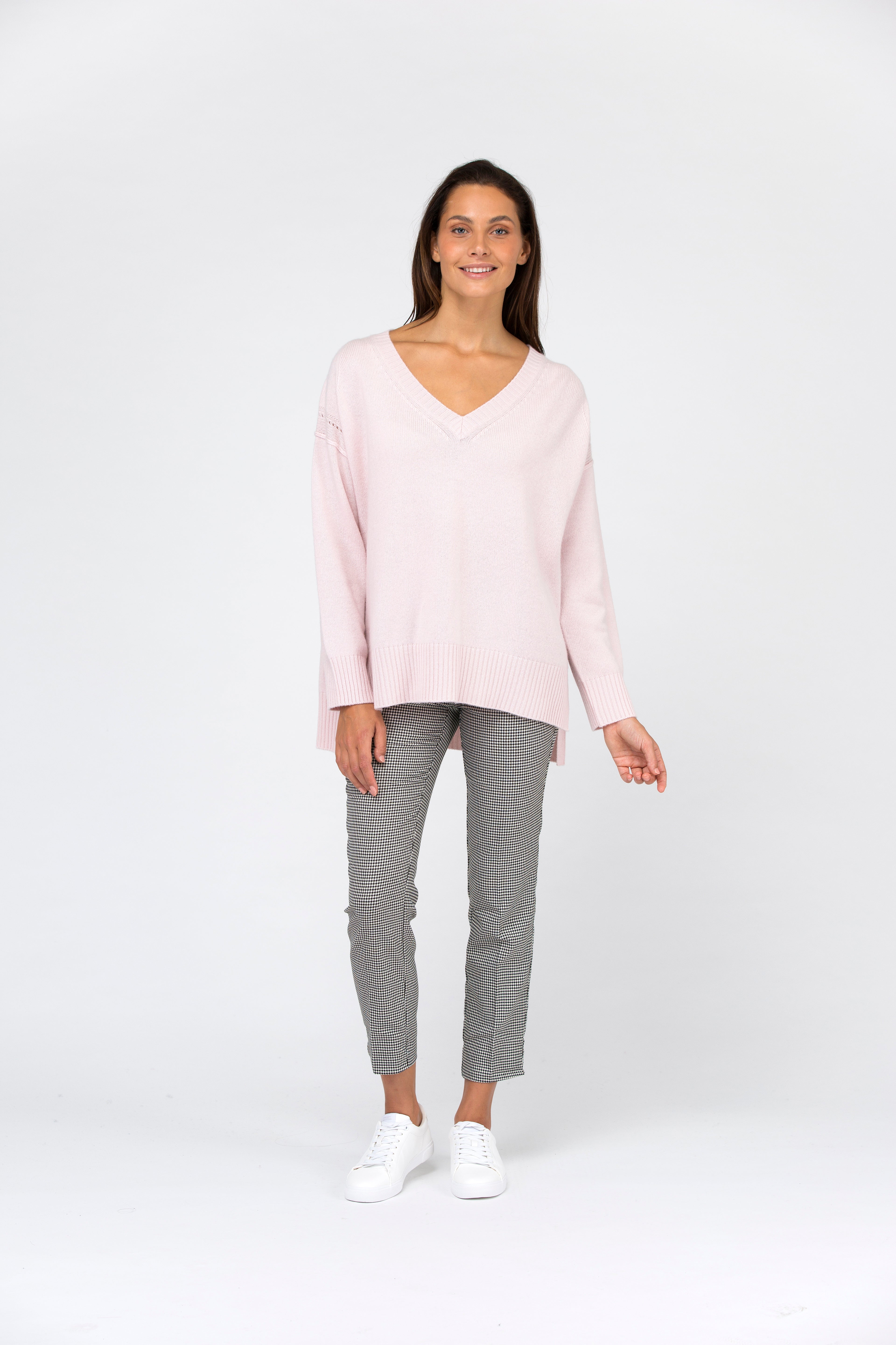 VAN KUKIL BOXY V NECK JUMPER