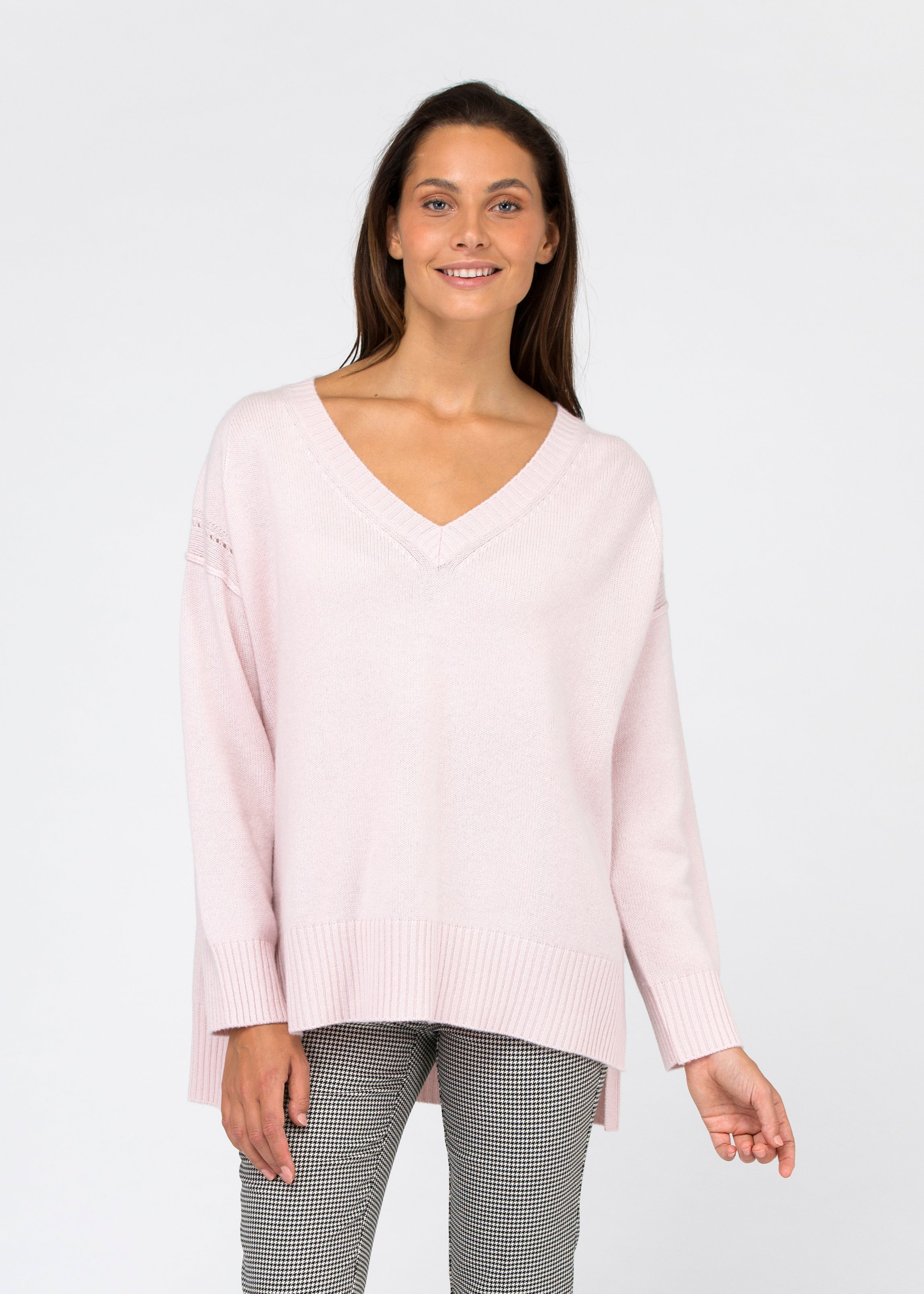 VAN KUKIL BOXY V NECK JUMPER