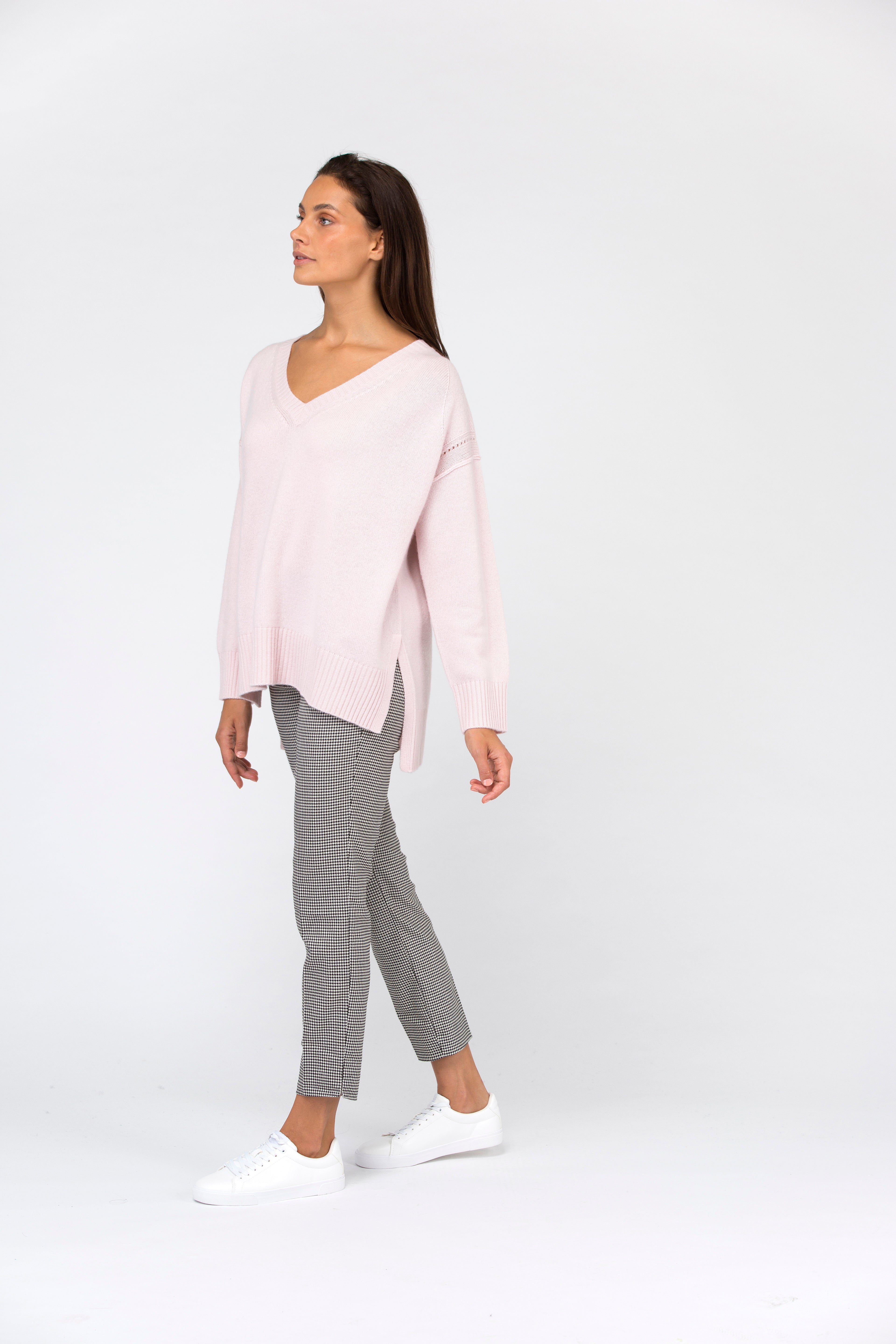 VAN KUKIL BOXY V NECK JUMPER