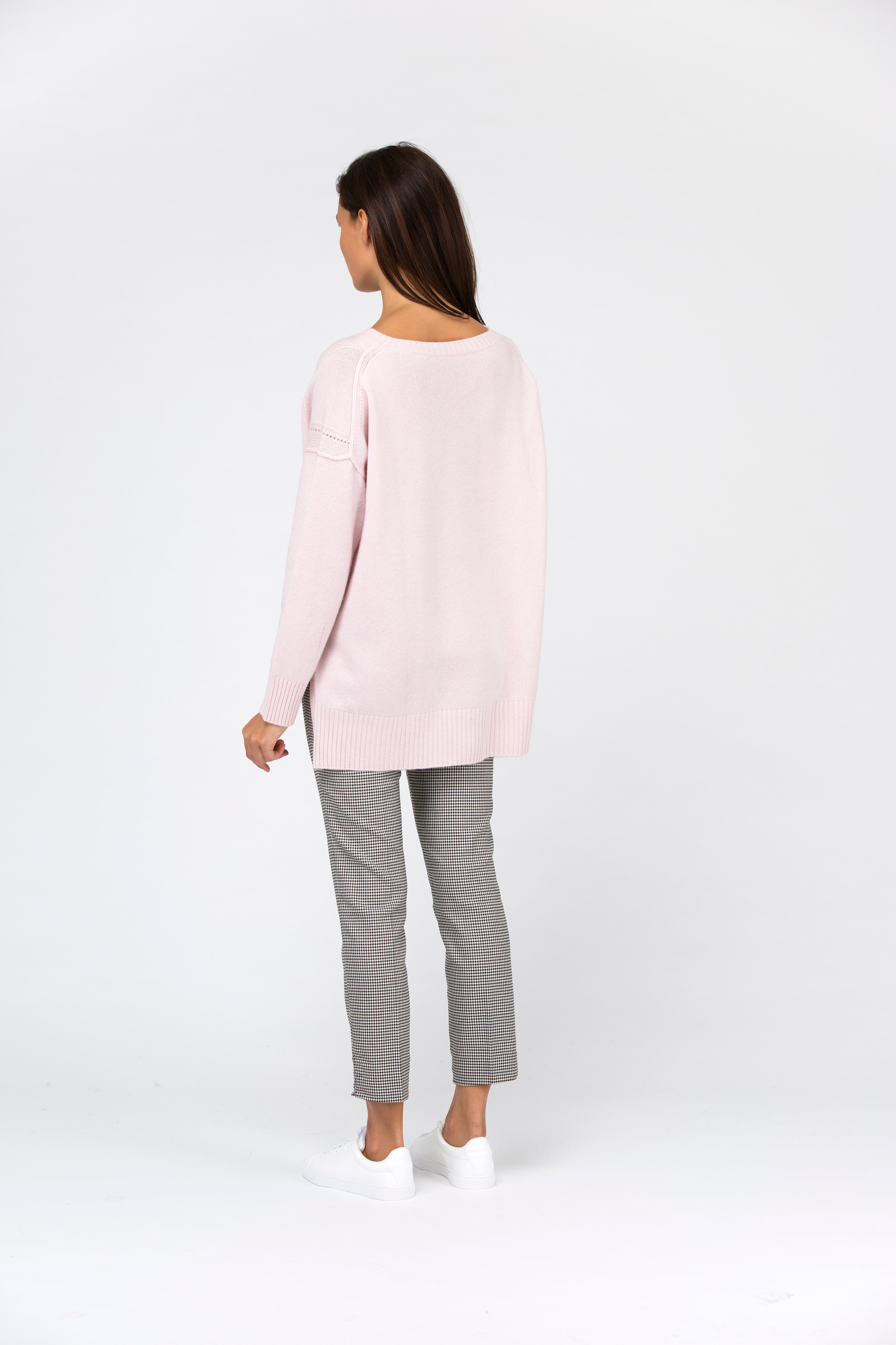 VAN KUKIL BOXY V NECK JUMPER