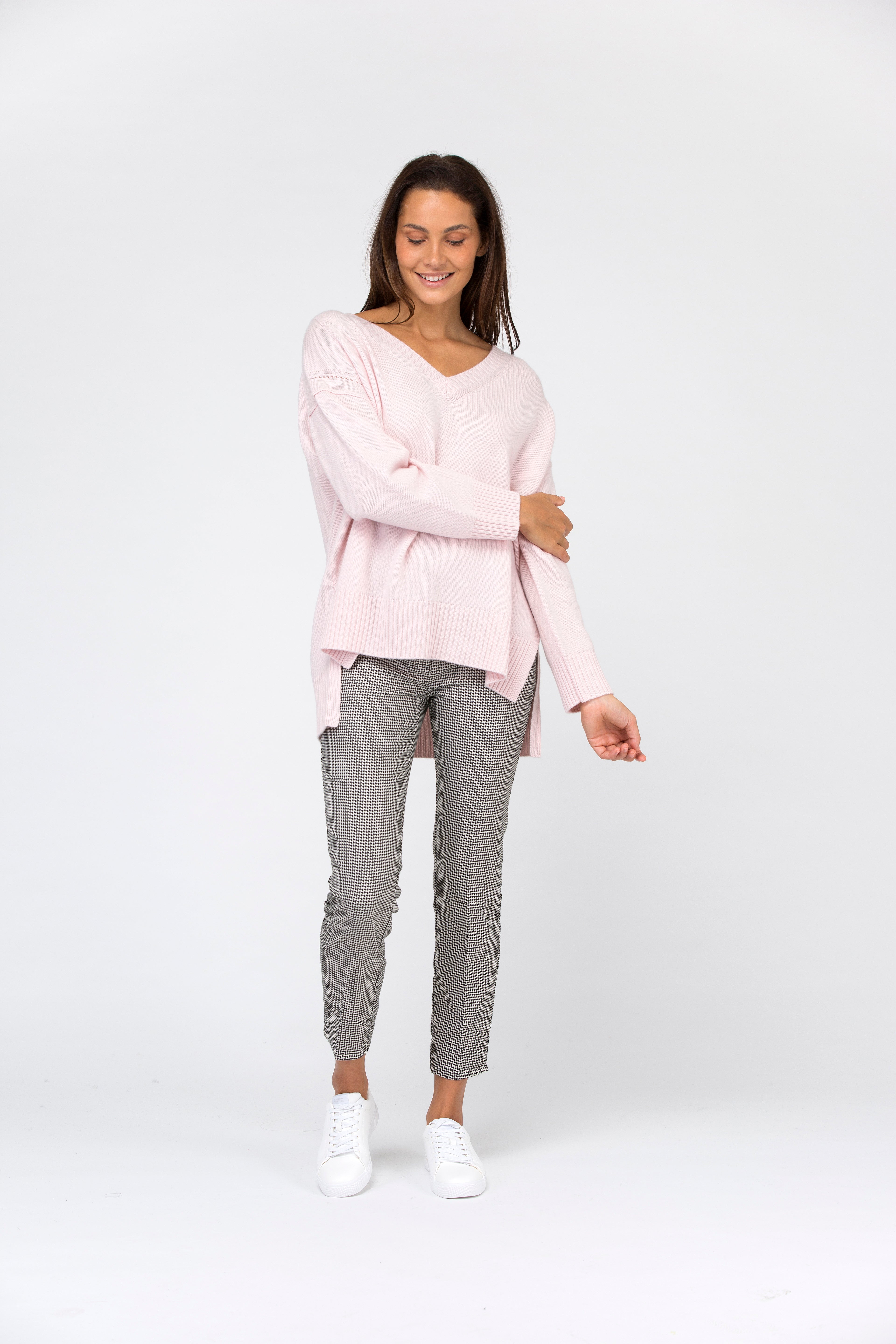 VAN KUKIL BOXY V NECK JUMPER