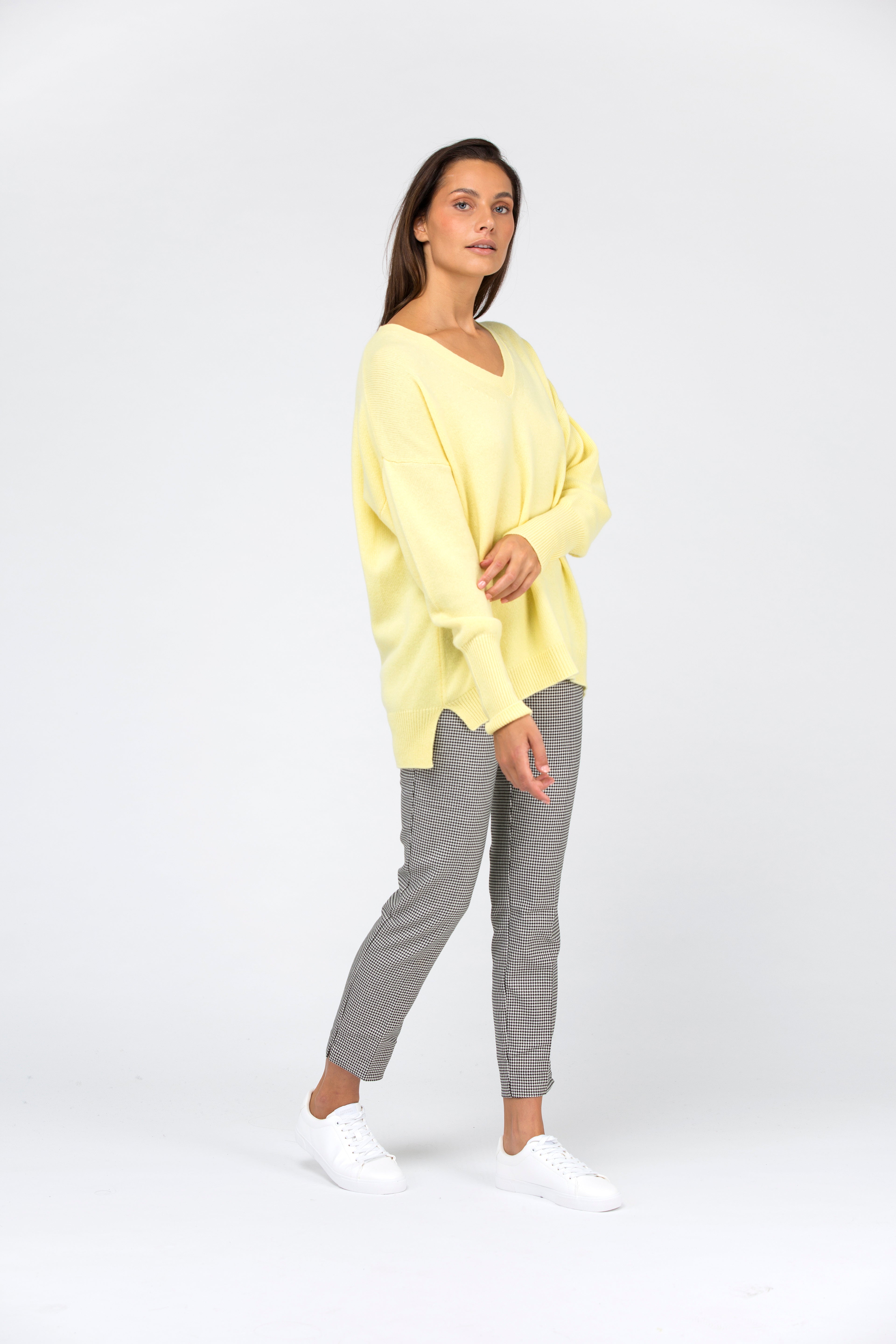 VAN KUKIL V NECK BOYFRIEND STYLE