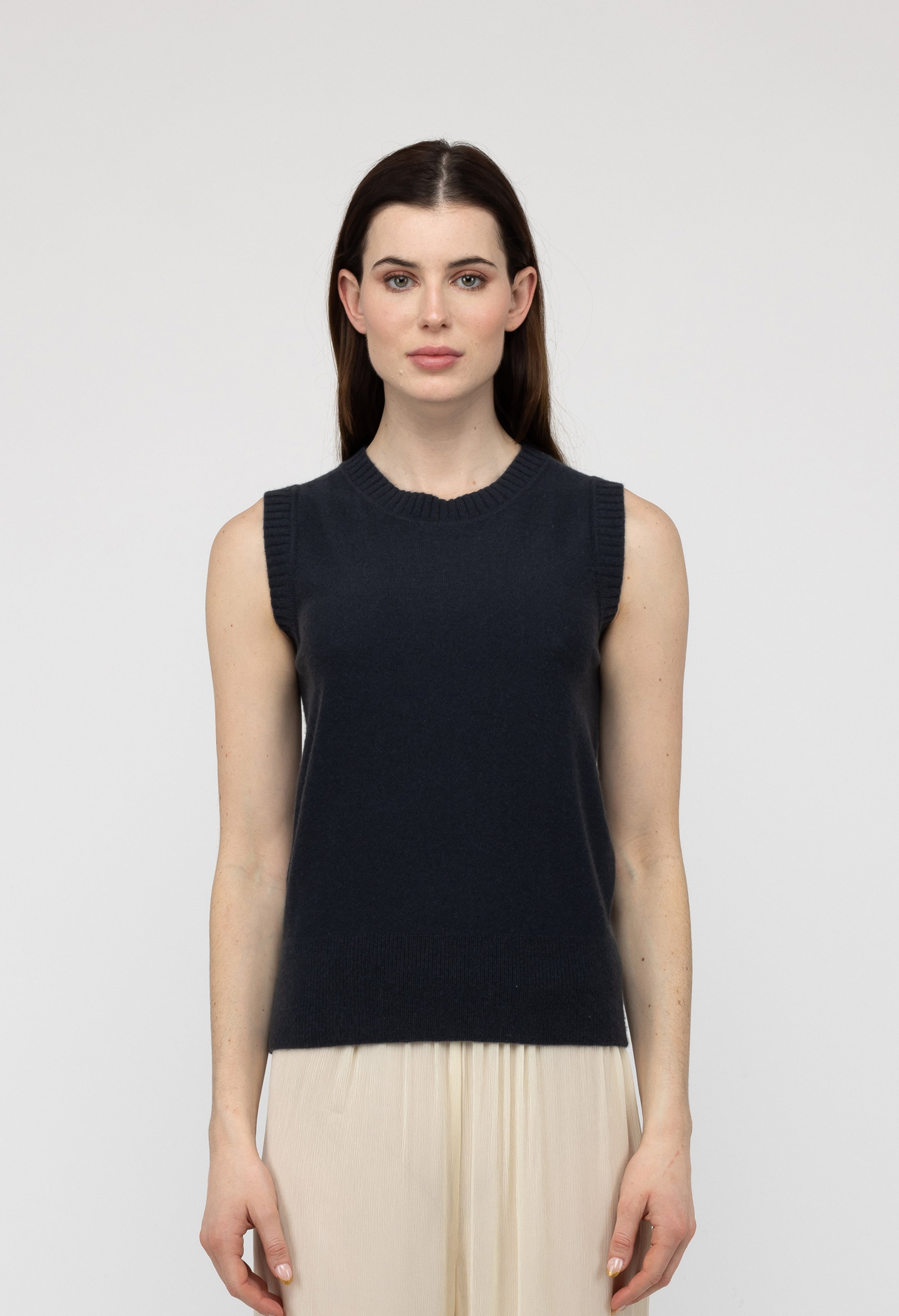 Van Kukil Sleeveless Crewneck Top