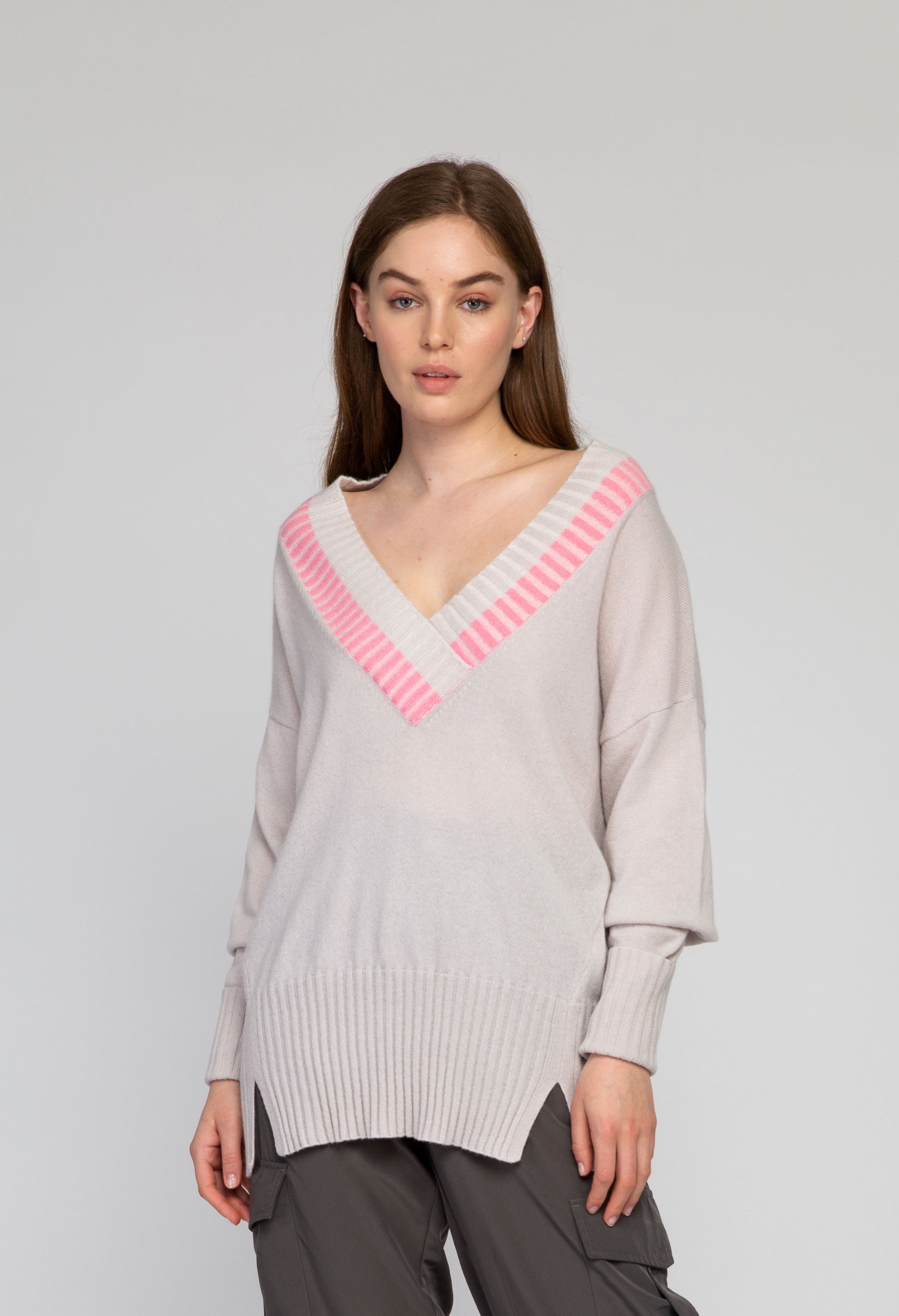 Van Kukil V-Neck Ribbed Sweater
