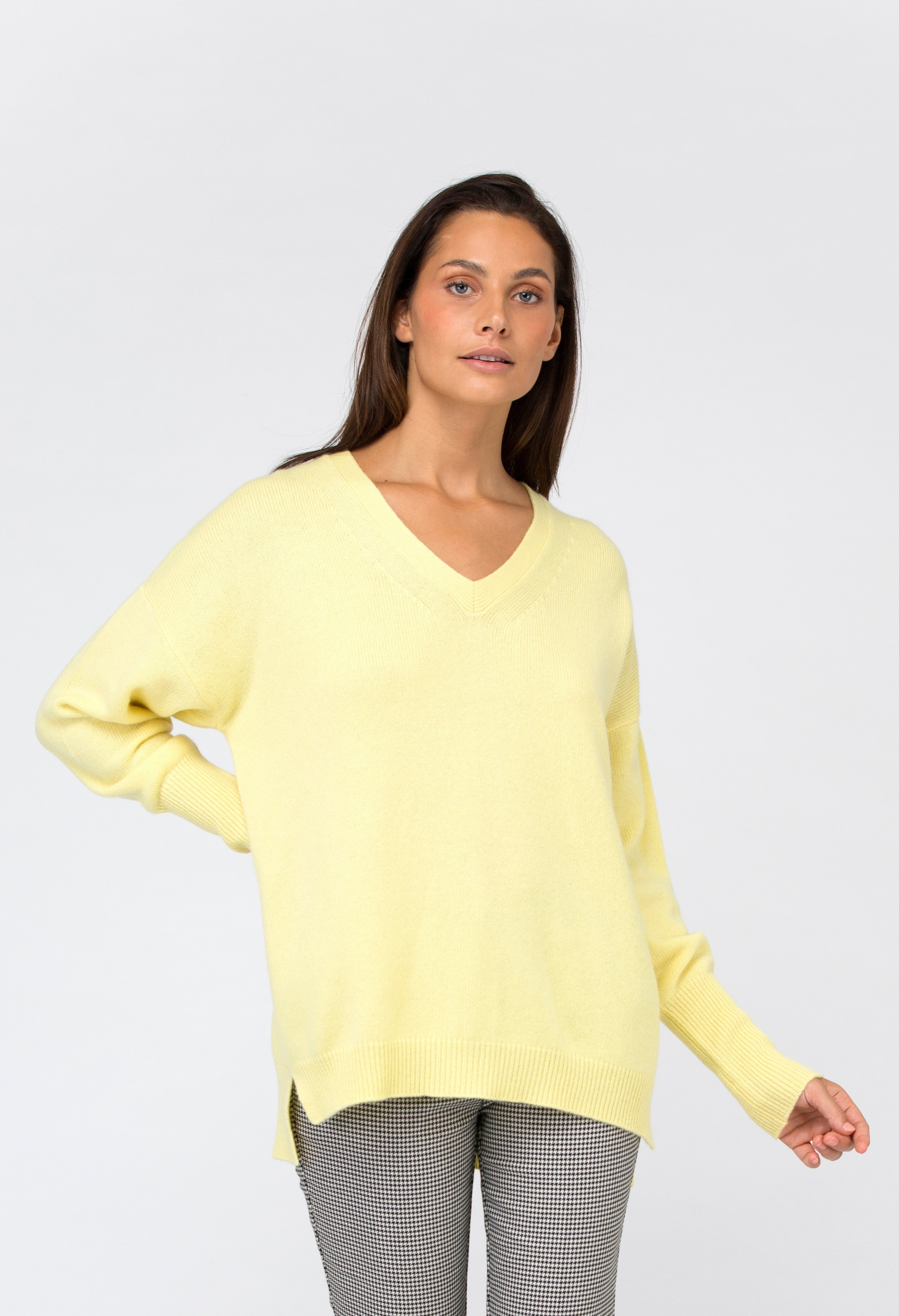 VAN KUKIL V NECK BOYFRIEND STYLE